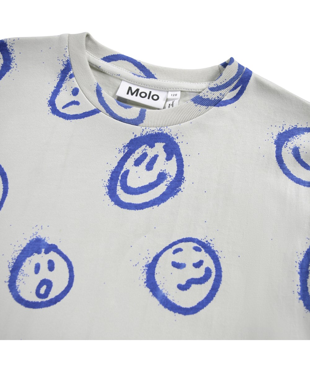 Riley - Dazzling Moods - Grå T-shirt för barn i mjuk ekologisk bomull med korta ärmar och en ribbad halsringning.