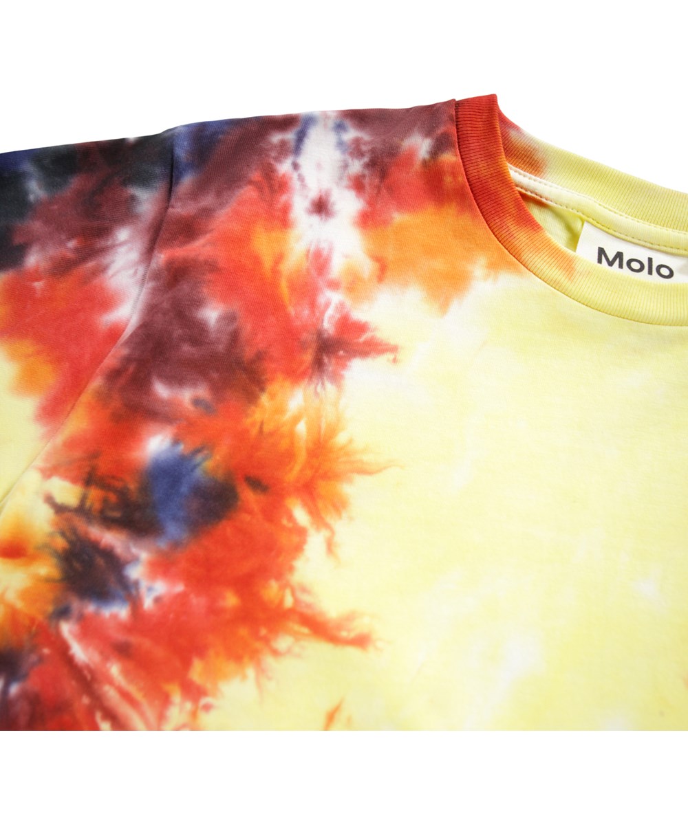Riley - Flame Dye - Färgglad tie-dye T-shirt för barn i mjuk ekologisk bomull med korta ärmar och en ribbad halsringning.