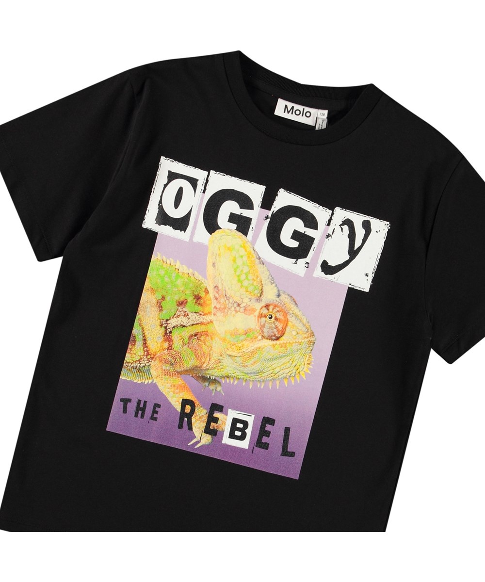 Riley - Oggy - Svart T-shirt för barn i mjuk ekologisk bomull med korta ärmar och ribbad halsringning.