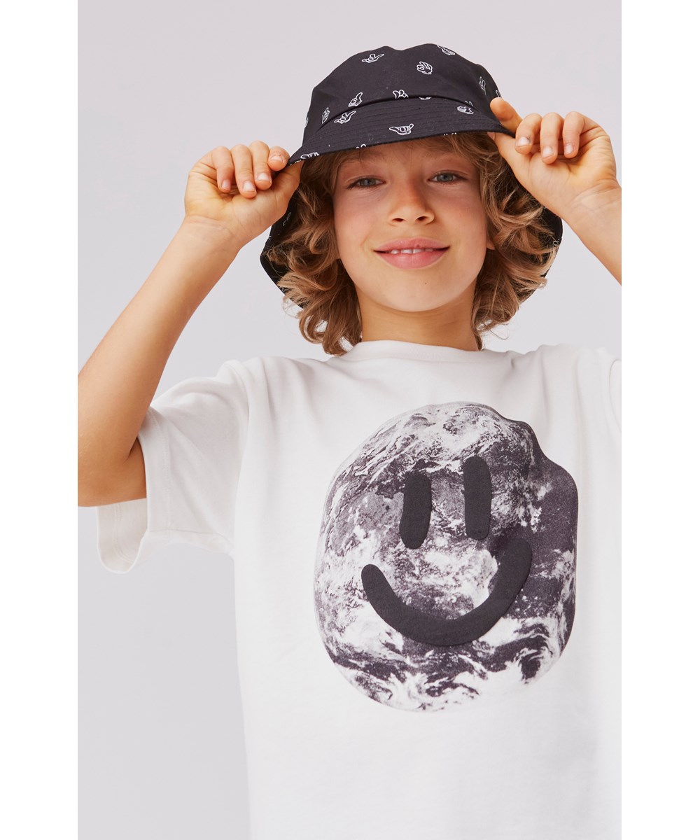 Riley - Smiling Earth - Vit unisx t-shrt med smiley och jordklotet.