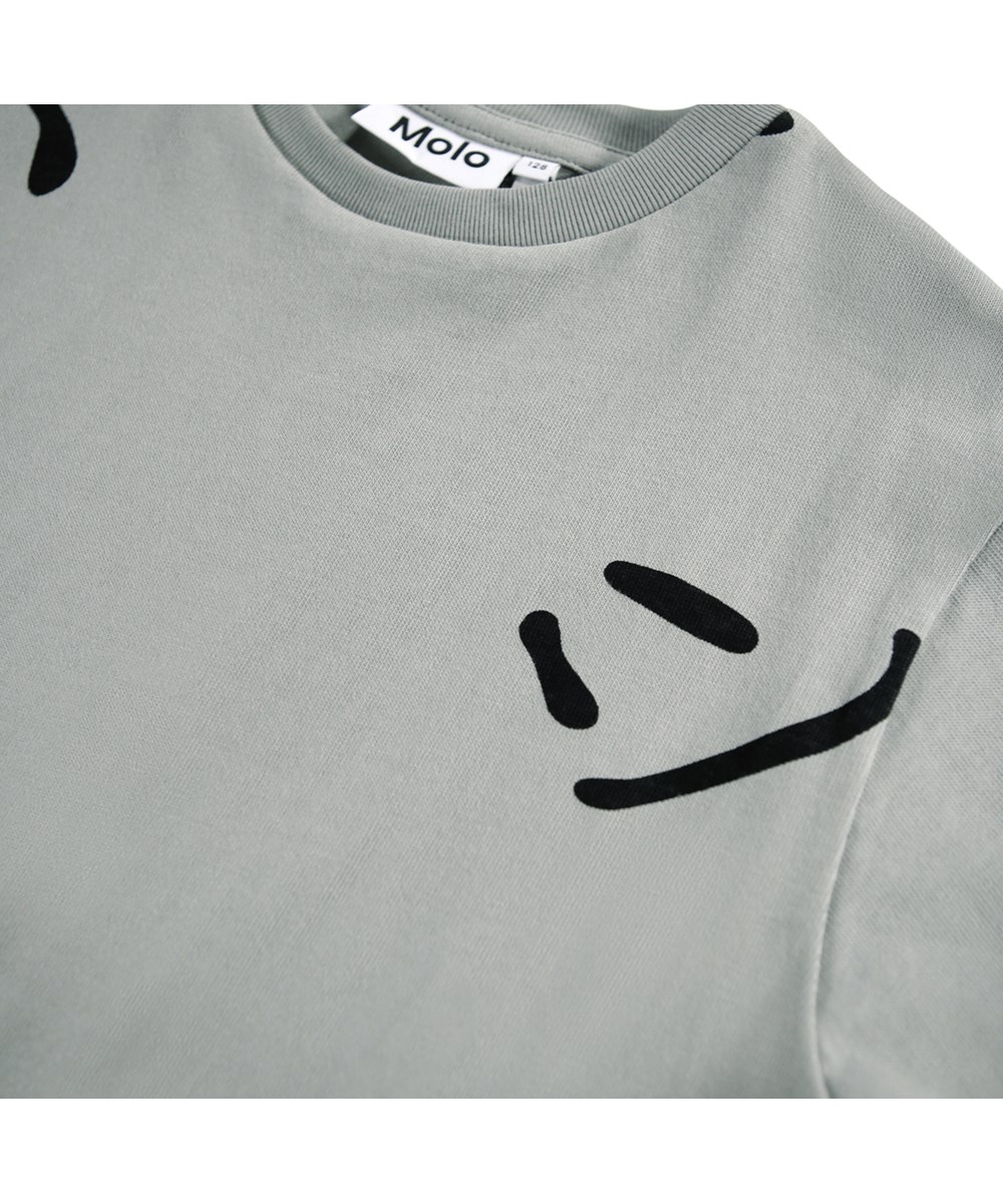 Rodney - Big Smiles Fall - Grå T-shirt för barn i mjuk ekologisk bomull med korta ärmar och en ribbad halsringning.