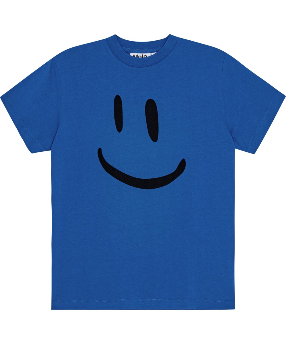 Roxo - Lapis Blue - Molo x Plan International blå T-shirt i ekologisk bomull med en stor smiley tryckt på framsidan.
