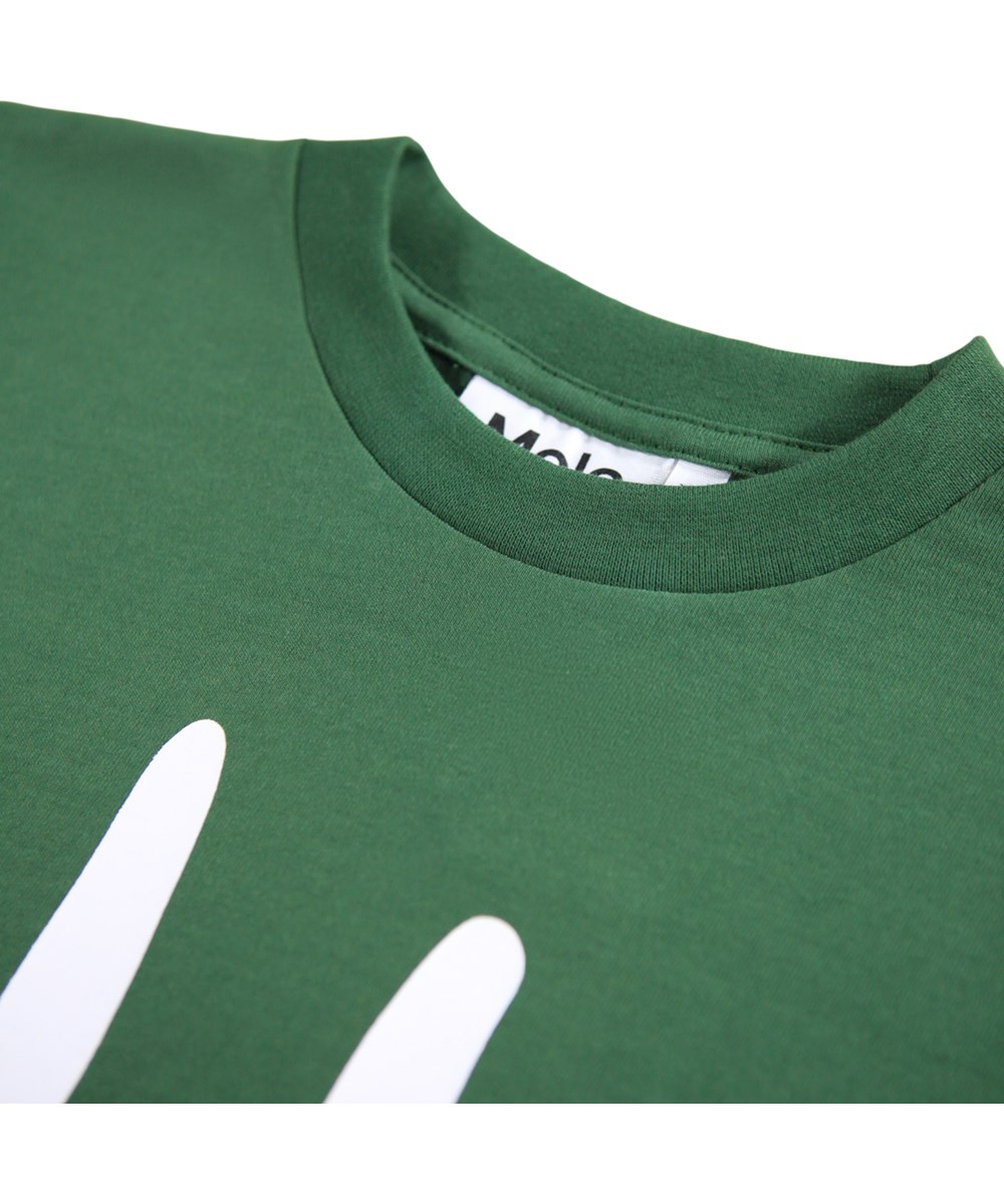 Roxo - Pine Tree - Grön T-shirt för barn i mjuk ekologisk bomull med korta ärmar och en ribbad halsringning.