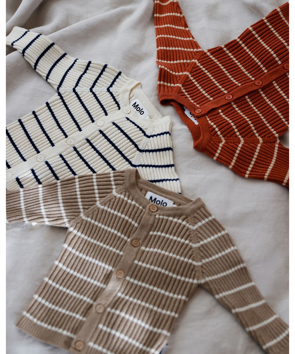 Bendix - Rosy Stripe - Mörkrosa babykofta med råvita ränder.