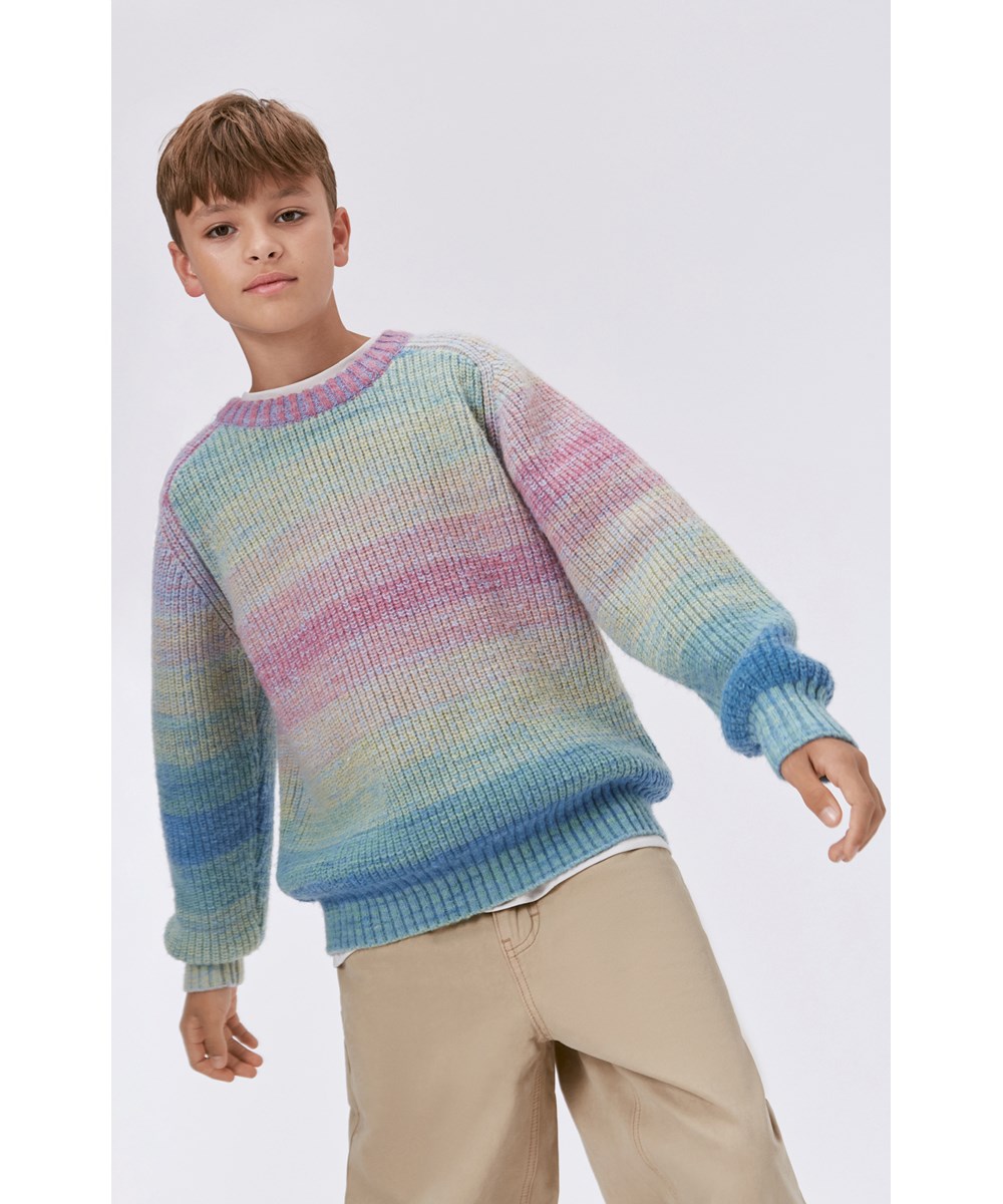 Bosse - Space Dye - Pastellfärgad stickad tröja i bomull/ull blandning.