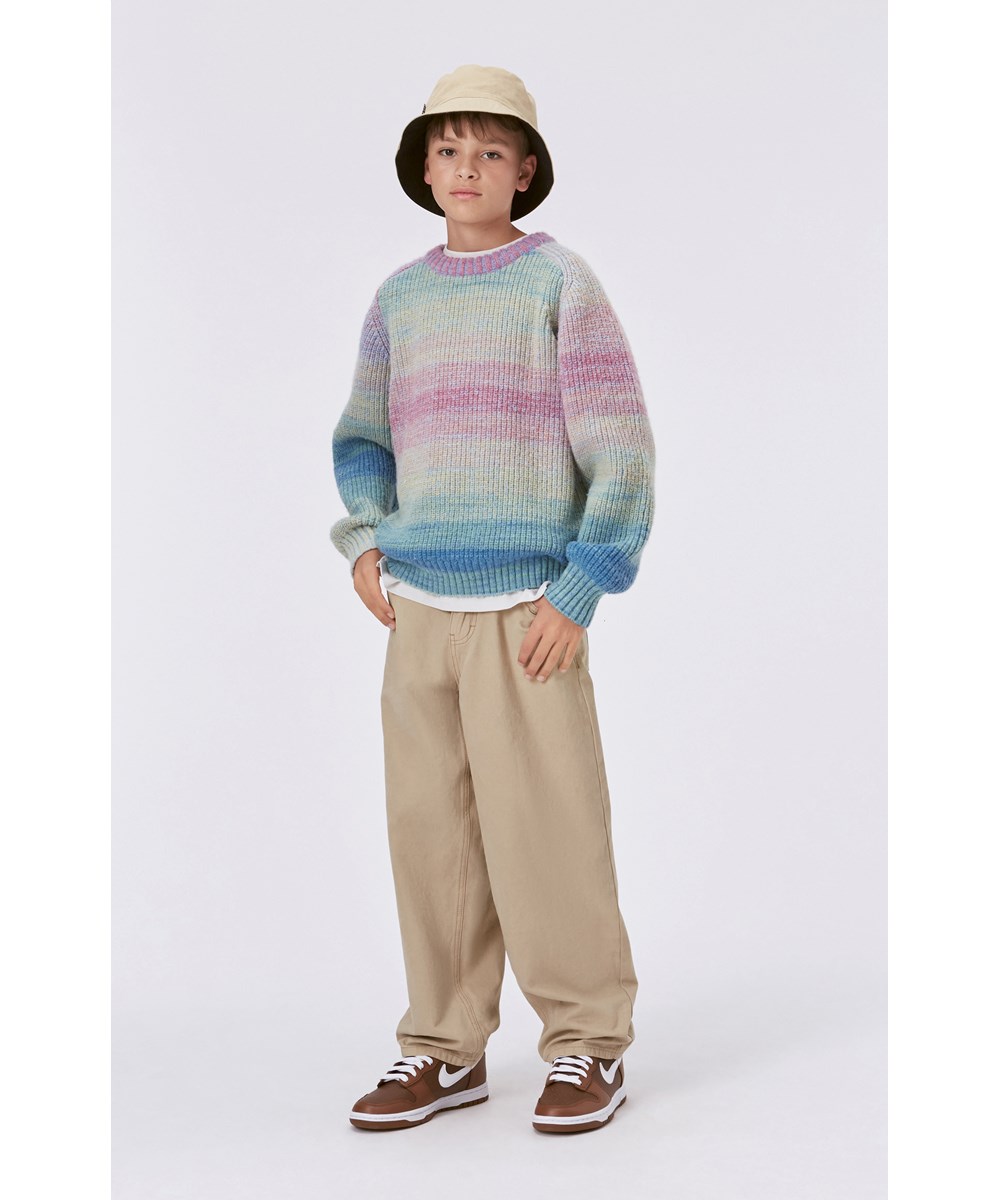 Bosse - Space Dye - Pastellfärgad stickad tröja i bomull/ull blandning.