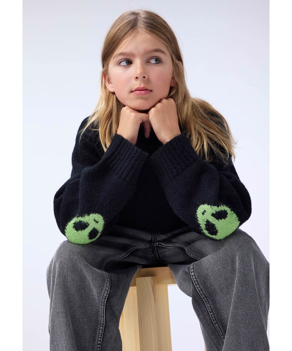 Brian - Black - Svart tröja för barn gjord av en alpackaullsblandning med en alien.