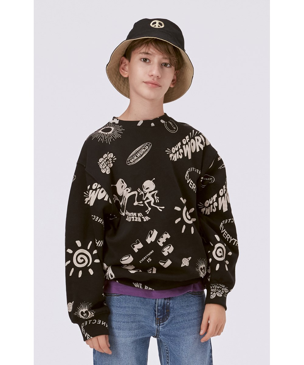 Monti - Live It Up - Svart ekologisk sweatshirt med mönster.