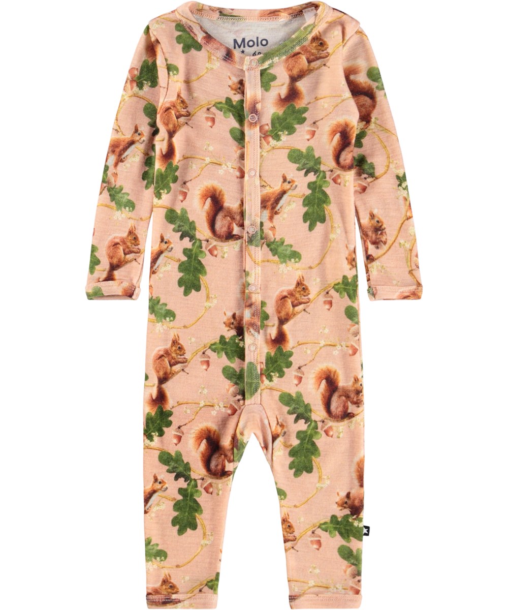 Fahari Wool - Squirrel Harmony - Rosé Baby-Strampler aus Merinowolle mit Eichhörnchen-Print.