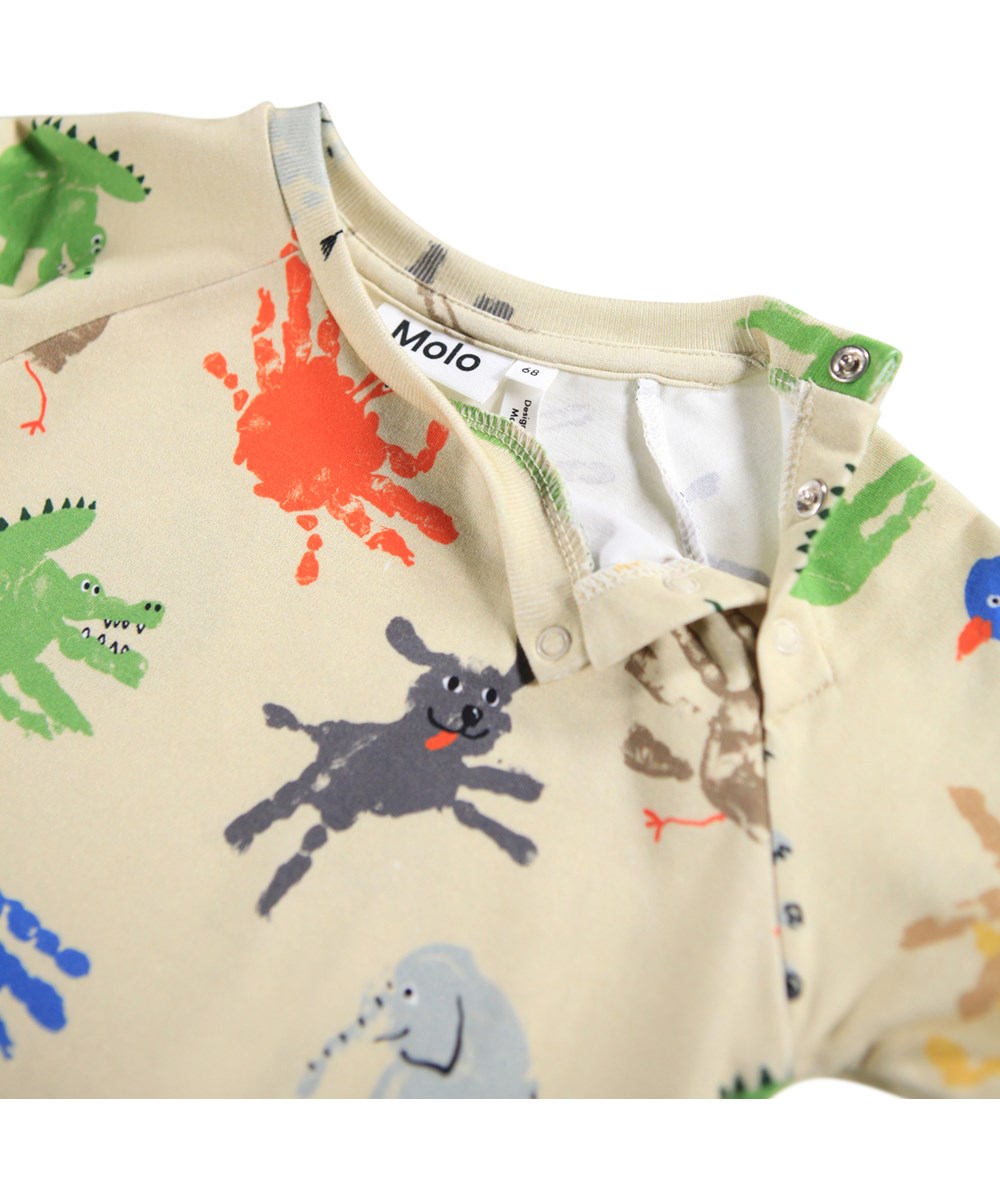 Fairfax - Hand Animals - Beiger Baby-Strampler aus weicher Öko-Baumwolle mit Handabdruck von Tieren.