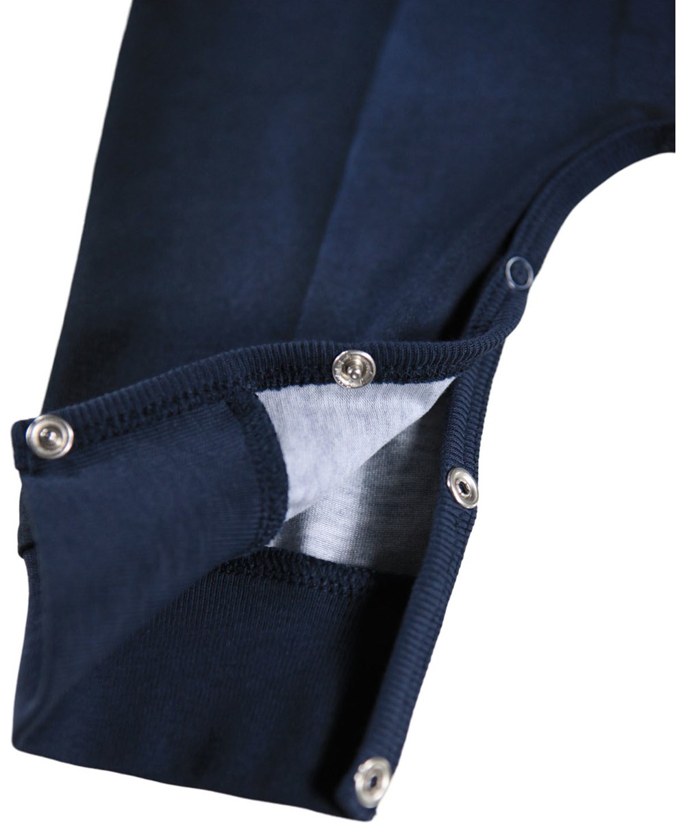 Fairfax - Tuxedo Baby - Blaue Baby-Strampler aus weicher Öko-Baumwolle mit einem Anzug-Print.