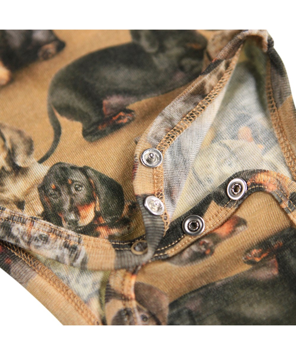 Farai Wool - Dachshunds - Brauner Langarm-Body für die Kleinen aus Merinowolle mit einem Dackel-Print.