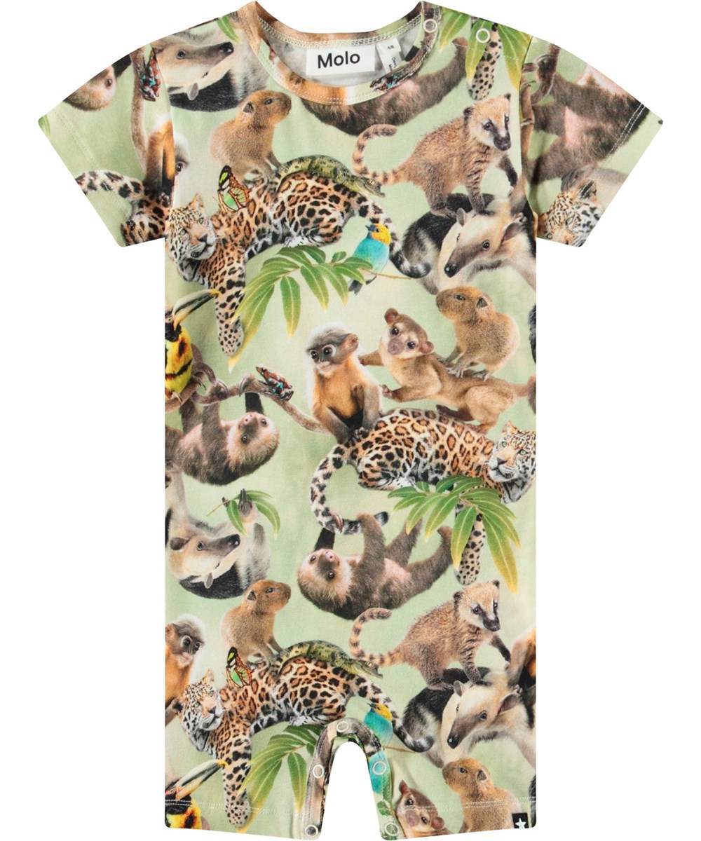 Finn - Jungle Cubs - Organischer Kurzarm- und Kurzbein-Baby-Strampler mit einem Druck von Dschungeltierjungen.