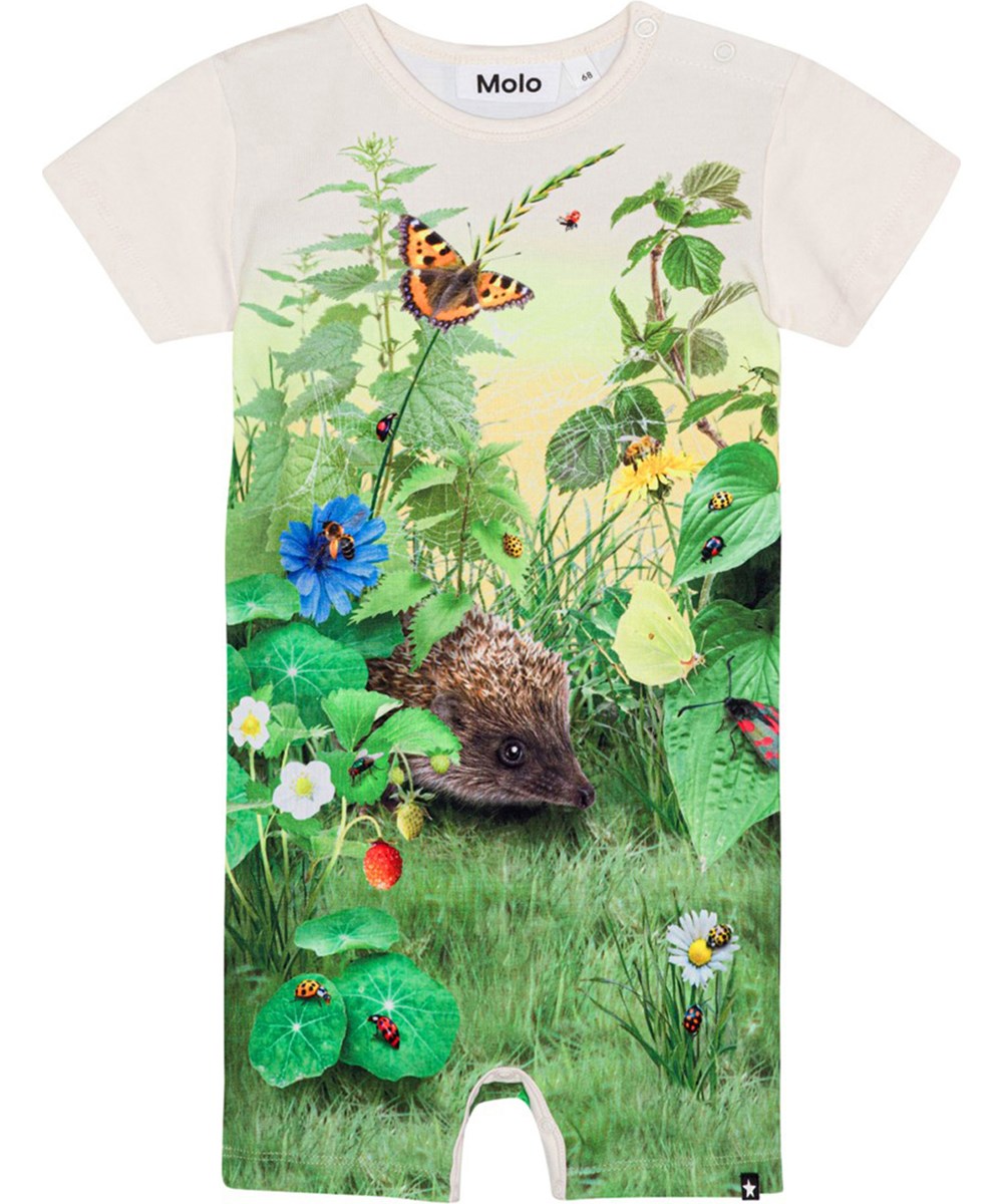 Finn - Nature Living - Cremeweißer Overall mit T-Shirt-Ärmeln aus Öko-Baumwolle mit einem Aufdruck aus Igeln und Insekten