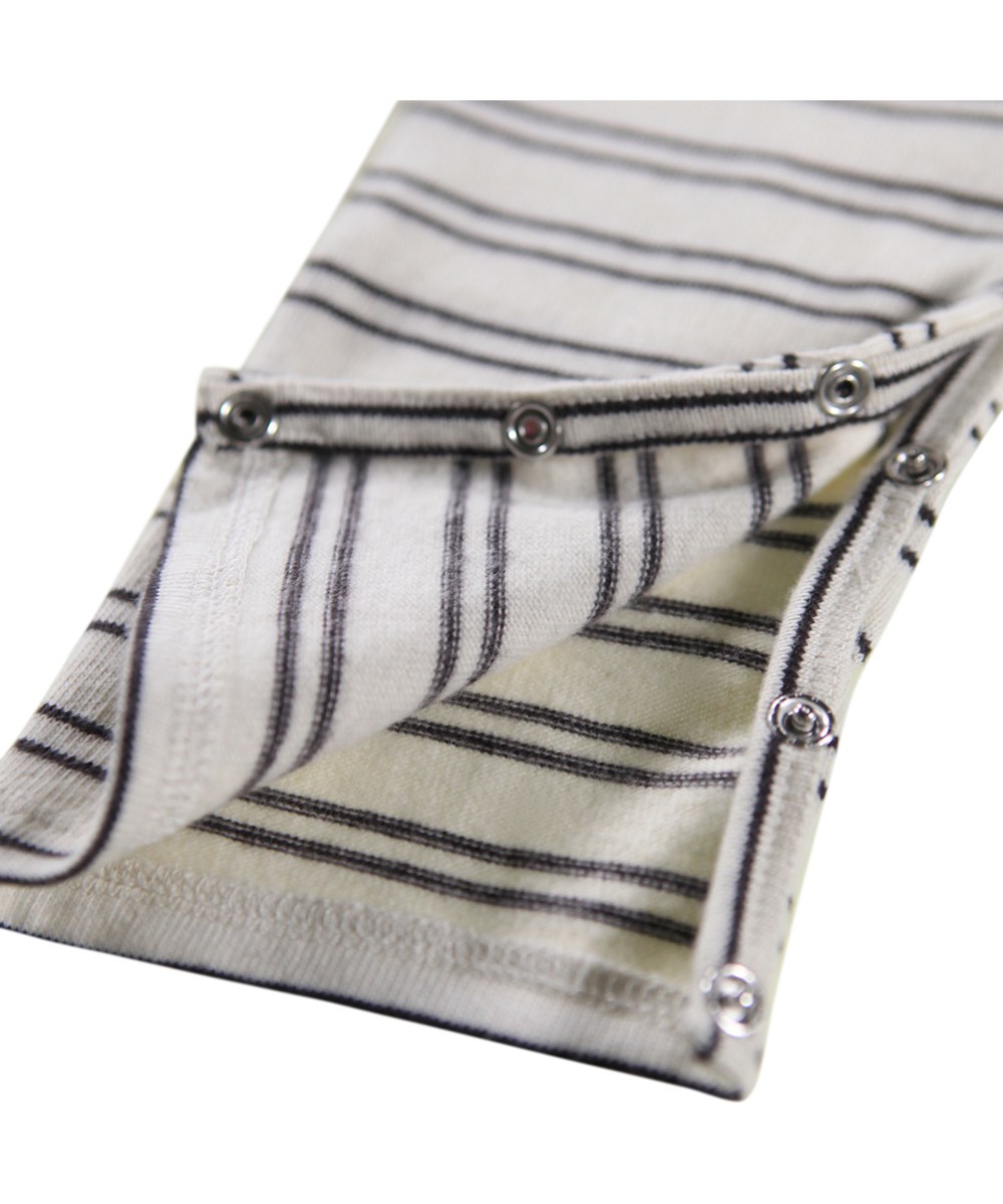 Flint - Cocoa Stripe - Baby-Strampler aus Öko-Baumwolle mit Streifen in Brauntönen.