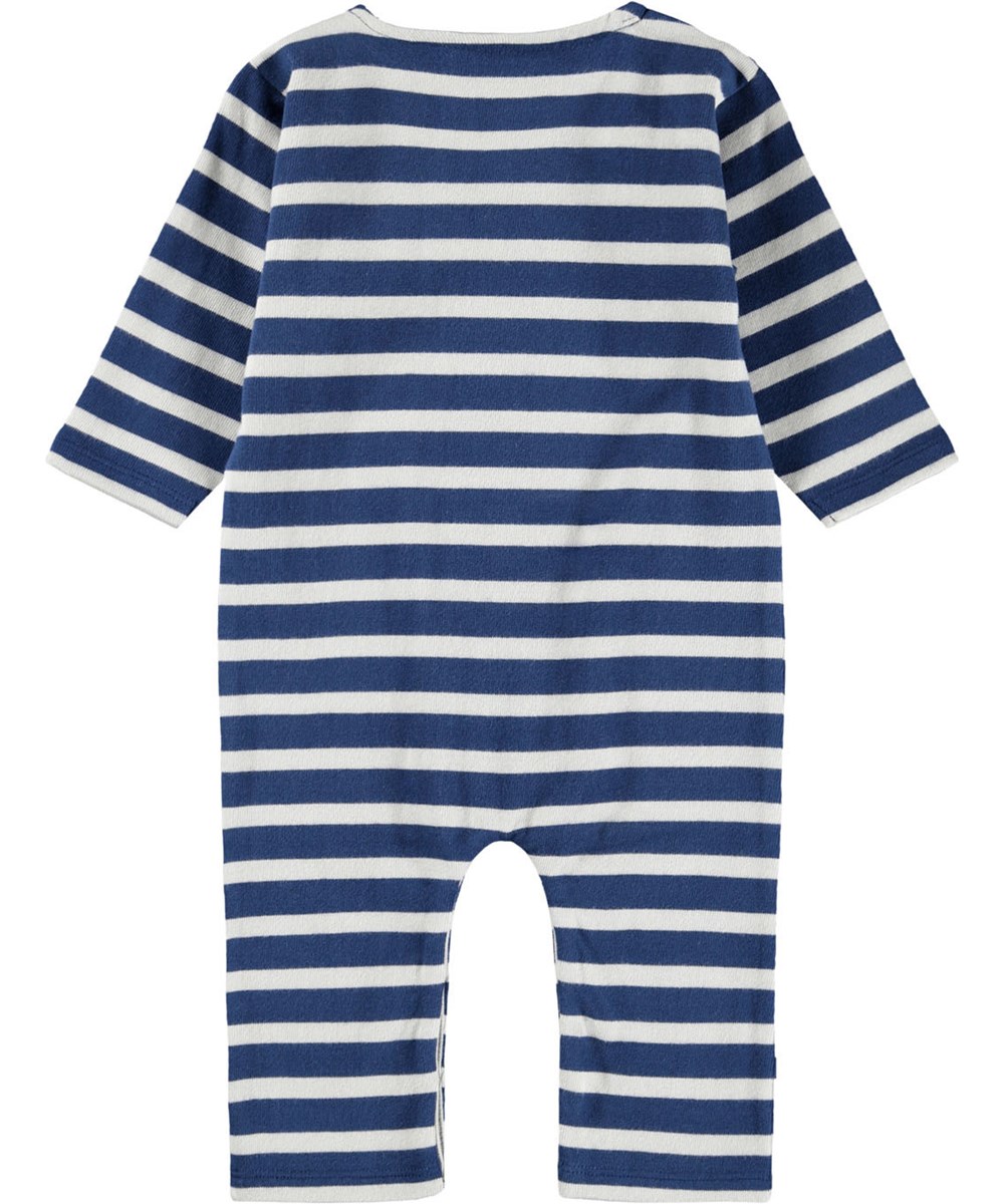 Flint - Depth Stripe - Baby-Strampler aus Öko-Baumwolle mit breiten Bretagne-Streifen in Blautönen.