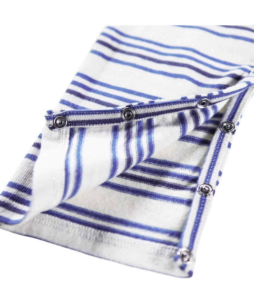 Flint - Sea Sky Stripe - Baby-Strampler aus Öko-Baumwolle mit Streifen in Blautönen.