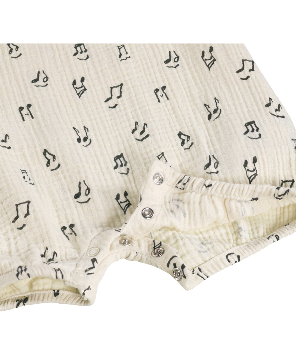 Forever - Happy Notes - Cremefarbener Sommerstrampler für die Kleinen aus Bio-Baumwolle mit Musikdruck