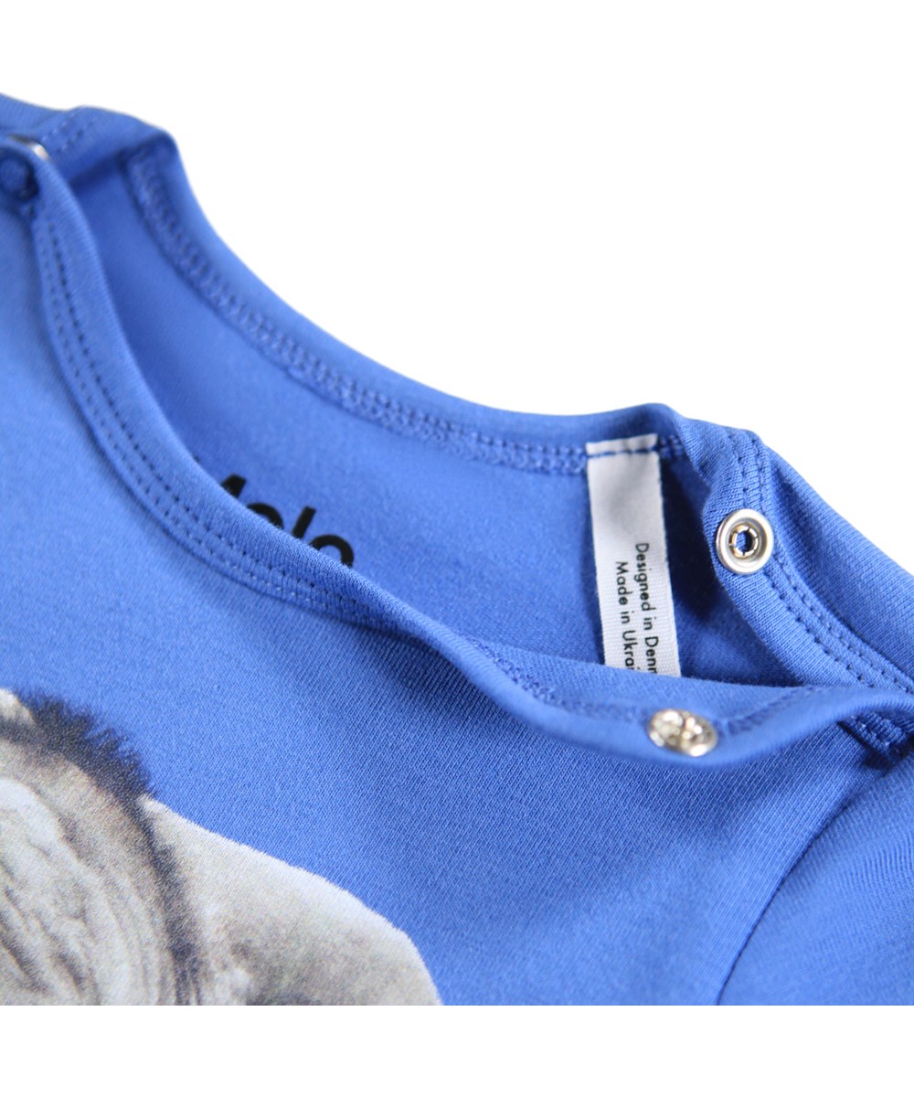 Foss - Baby Elephant - Blauer Langarm-Body für die Kleinen aus Öko-Baumwolle mit einem Aufdruck eines Babyelefanten.