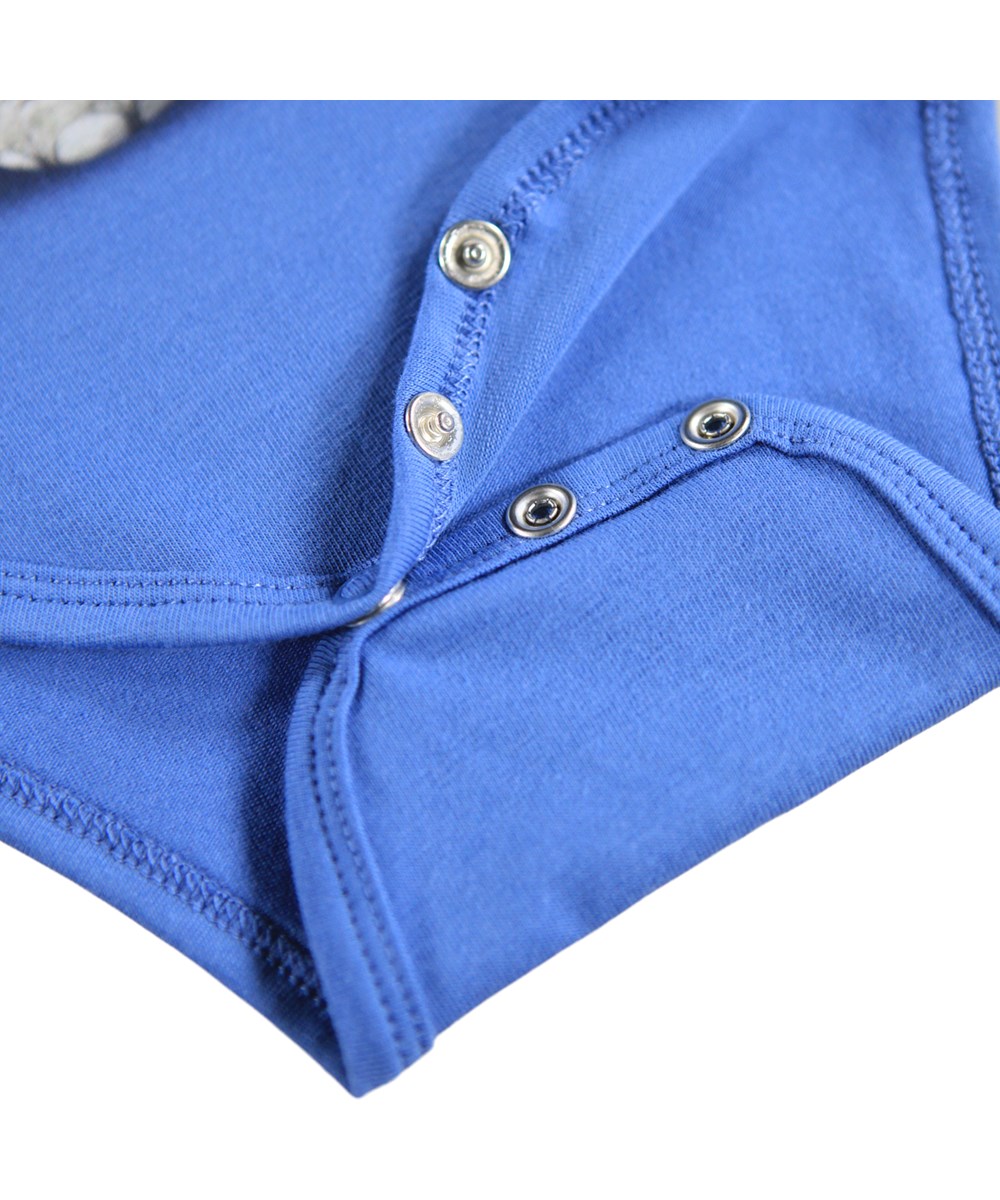 Foss - Baby Elephant - Blauer Langarm-Body für die Kleinen aus Öko-Baumwolle mit einem Aufdruck eines Babyelefanten.