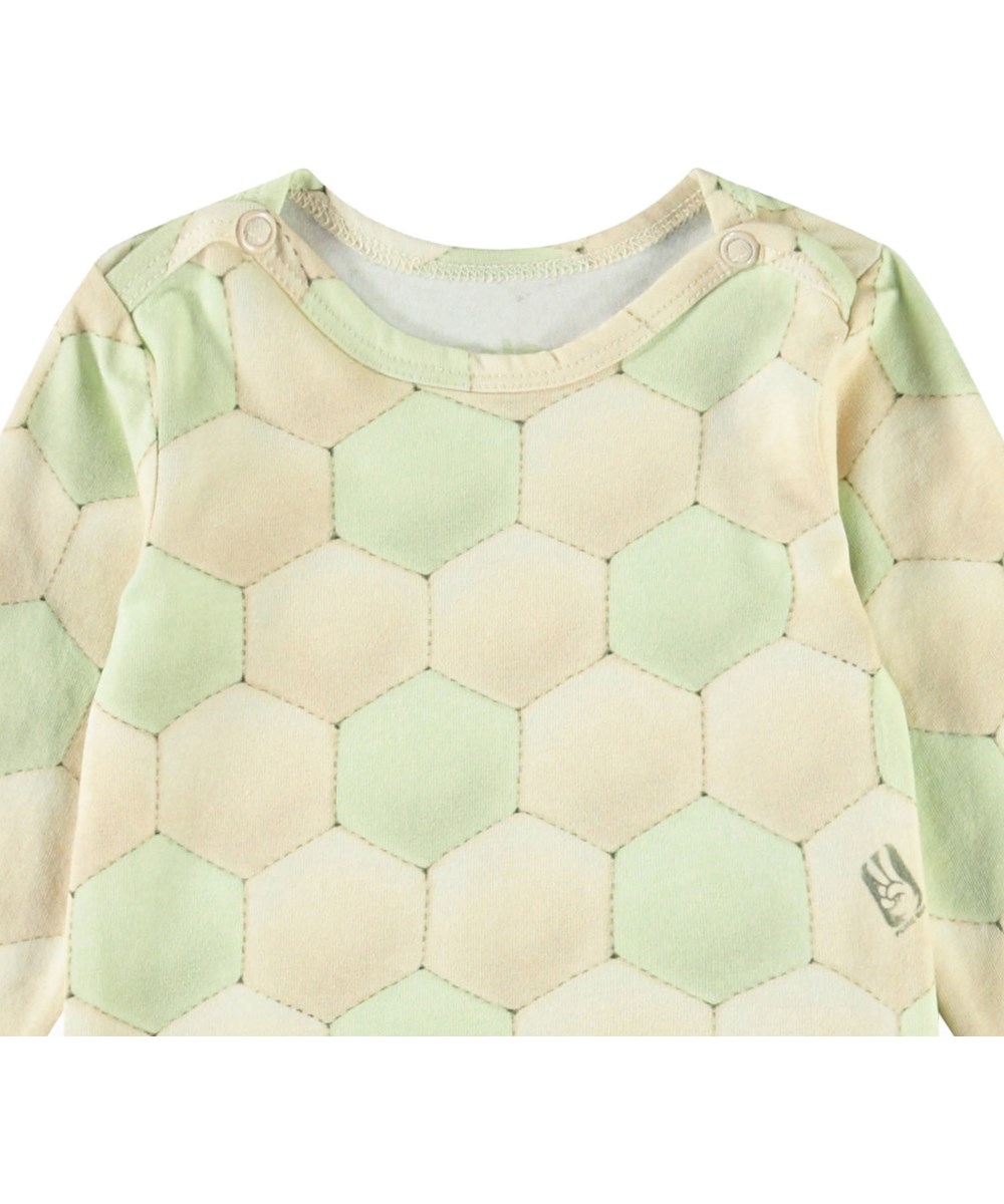 Foss - Football Misty - Langärmeliger Body aus Öko-Baumwolle für Babys mit einem Fußball-Print in hellen Farbtönen.