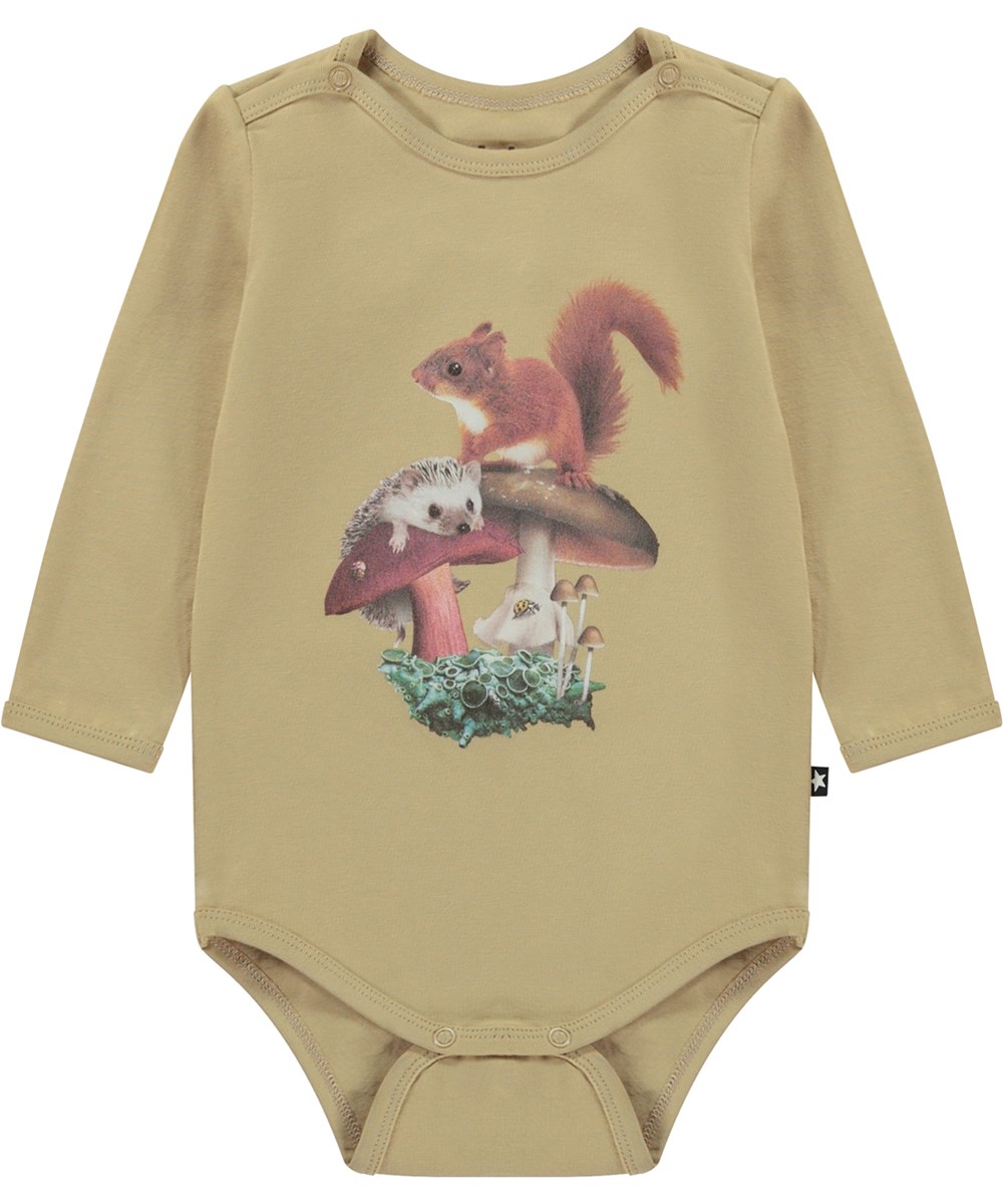 Foss - Fungi Friends - Öko-Babybody in Beige mit Eichhörnchen- und Pilzaufdruck