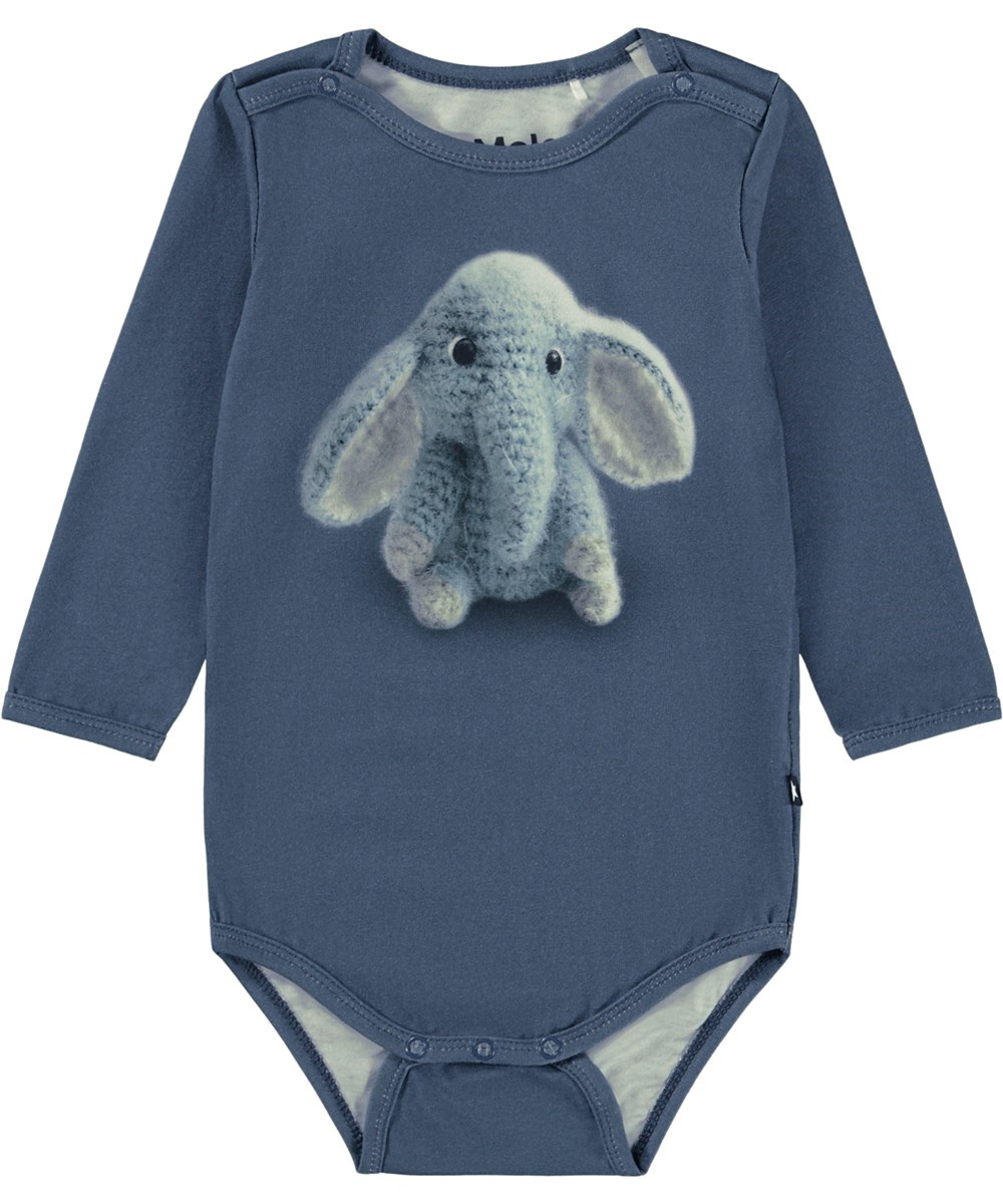 Foss - Toy Elephant - Dunkelblauer Langarm-Body für die Kleinen aus Öko-Baumwolle mit einem Aufdruck eines gehäkelten Babyelefanten.
