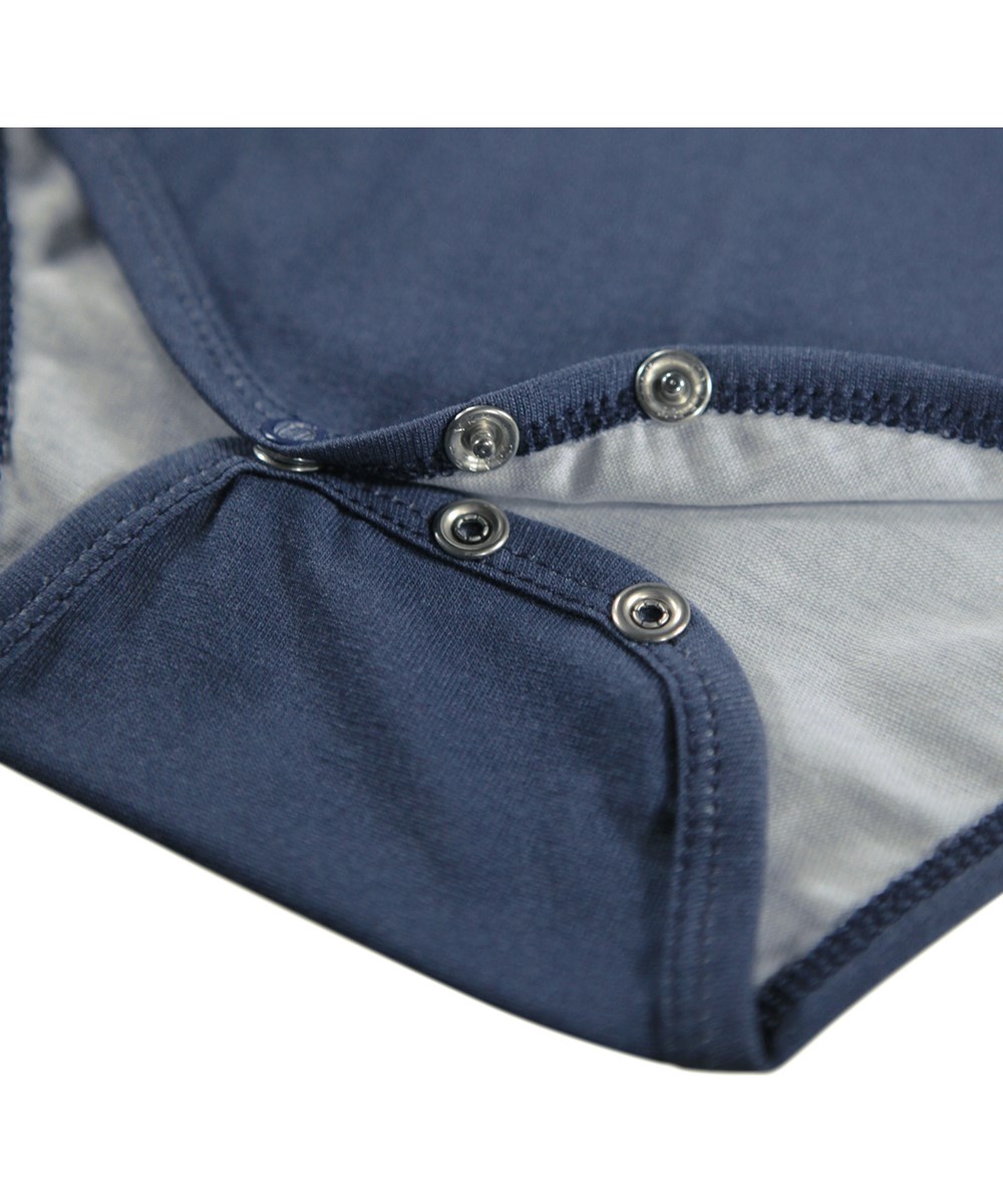 Foss - Toy Elephant - Dunkelblauer Langarm-Body für die Kleinen aus Öko-Baumwolle mit einem Aufdruck eines gehäkelten Babyelefanten.