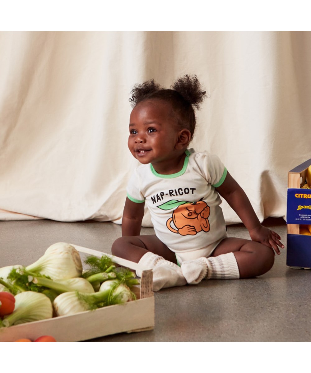 Fossie - Naturelle - Cremefarbiger Öko-Babybody mit Aprikose