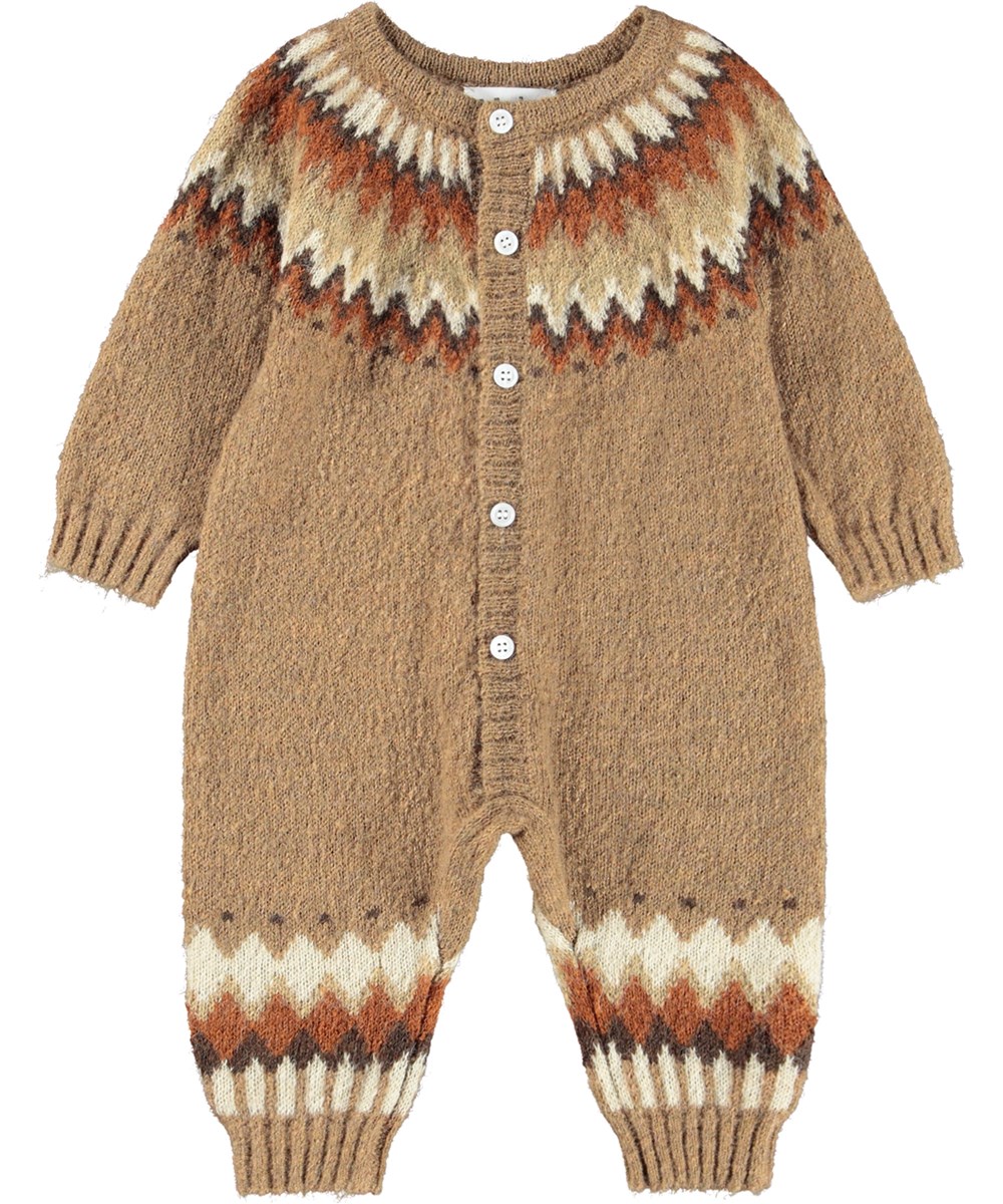 Frej - Light Browns - Brauner Baby-Strampler aus weicher Alpakawolle mit einem von der nordischen Ästhetik inspirierten Muster.