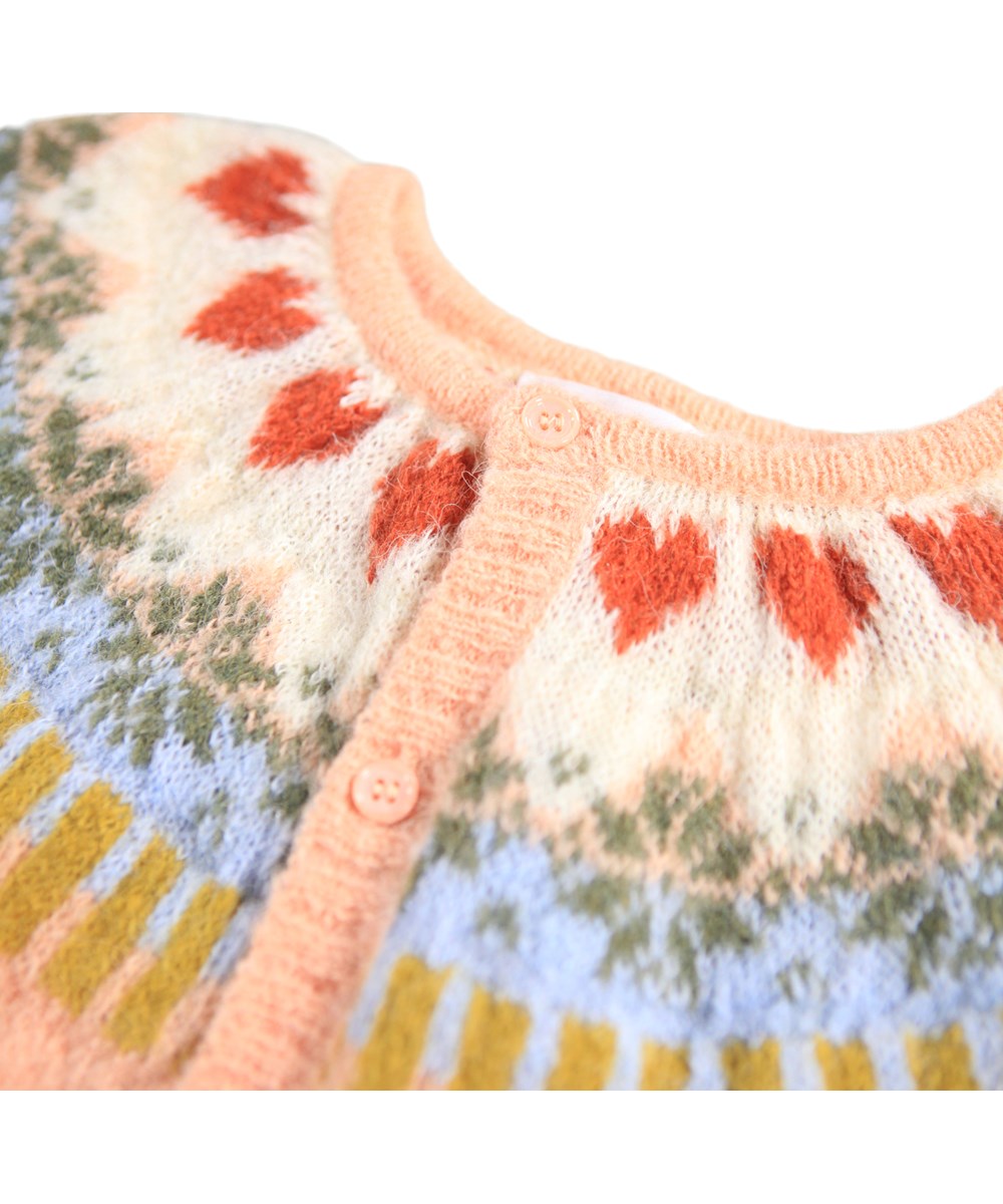 Frej - Nordic Bunny - Rosé Baby-Strampler aus weicher Alpakawolle mit einem von der nordischen Natur inspirierten Muster.