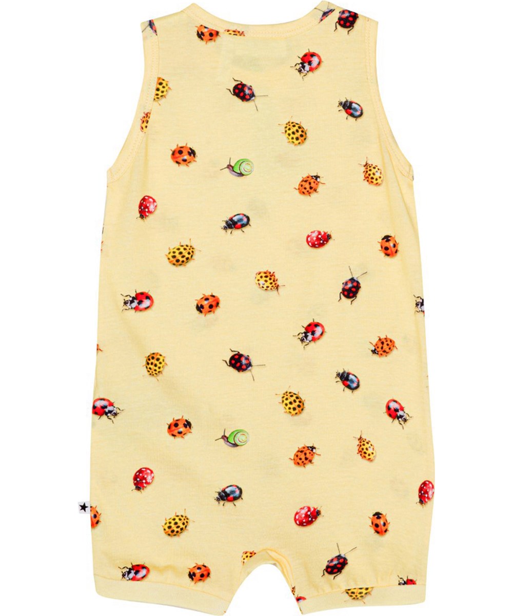 Fu - Coccinella - Gelb Babyanzug aus Öko-Baumwolle mit einem Aufdruck aus bunten Marienkäfern und Schnecken