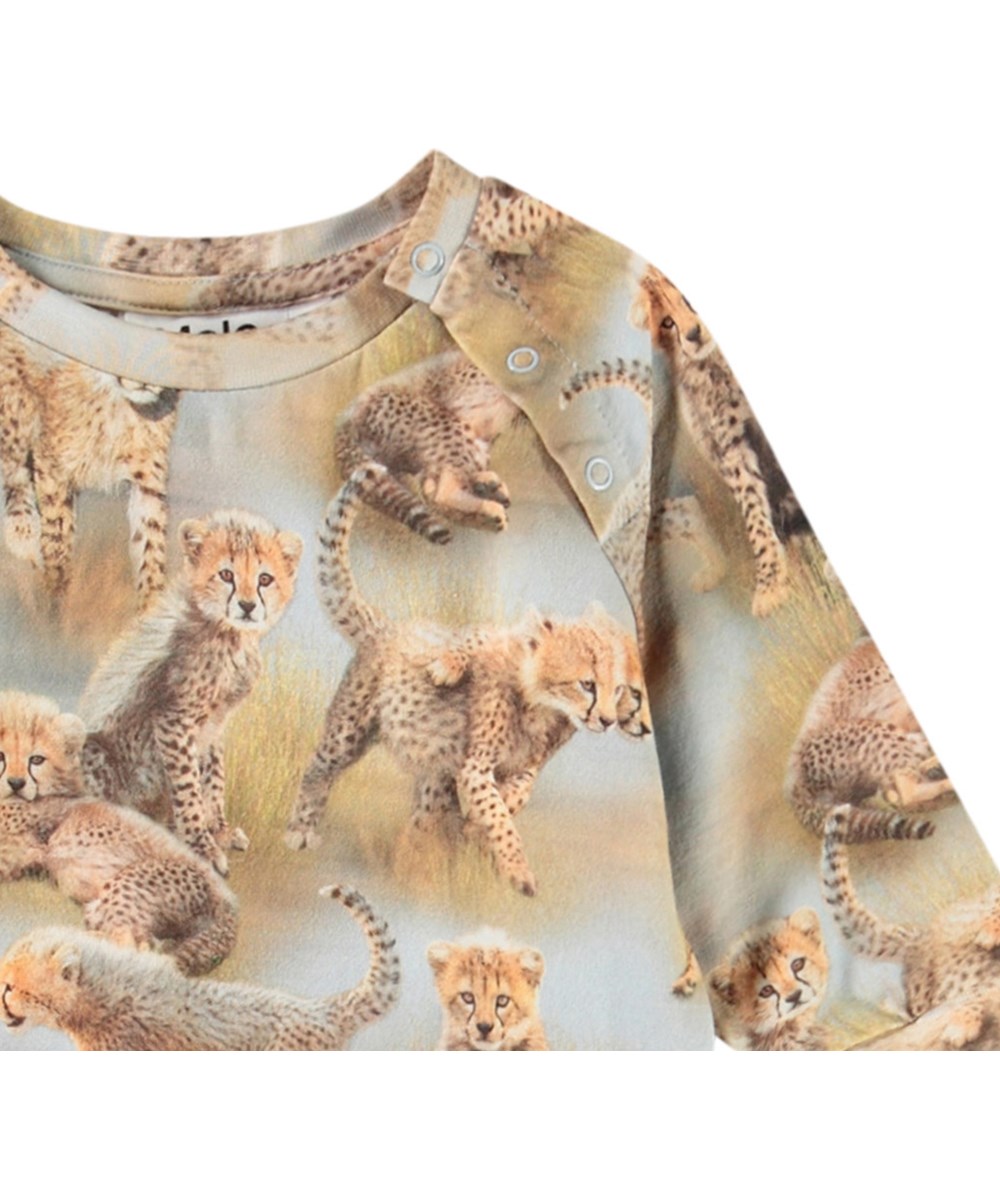 Fairfax - Cheetah Cubs - Babypakje van zacht biologisch katoen met een print van cheetawelpen.