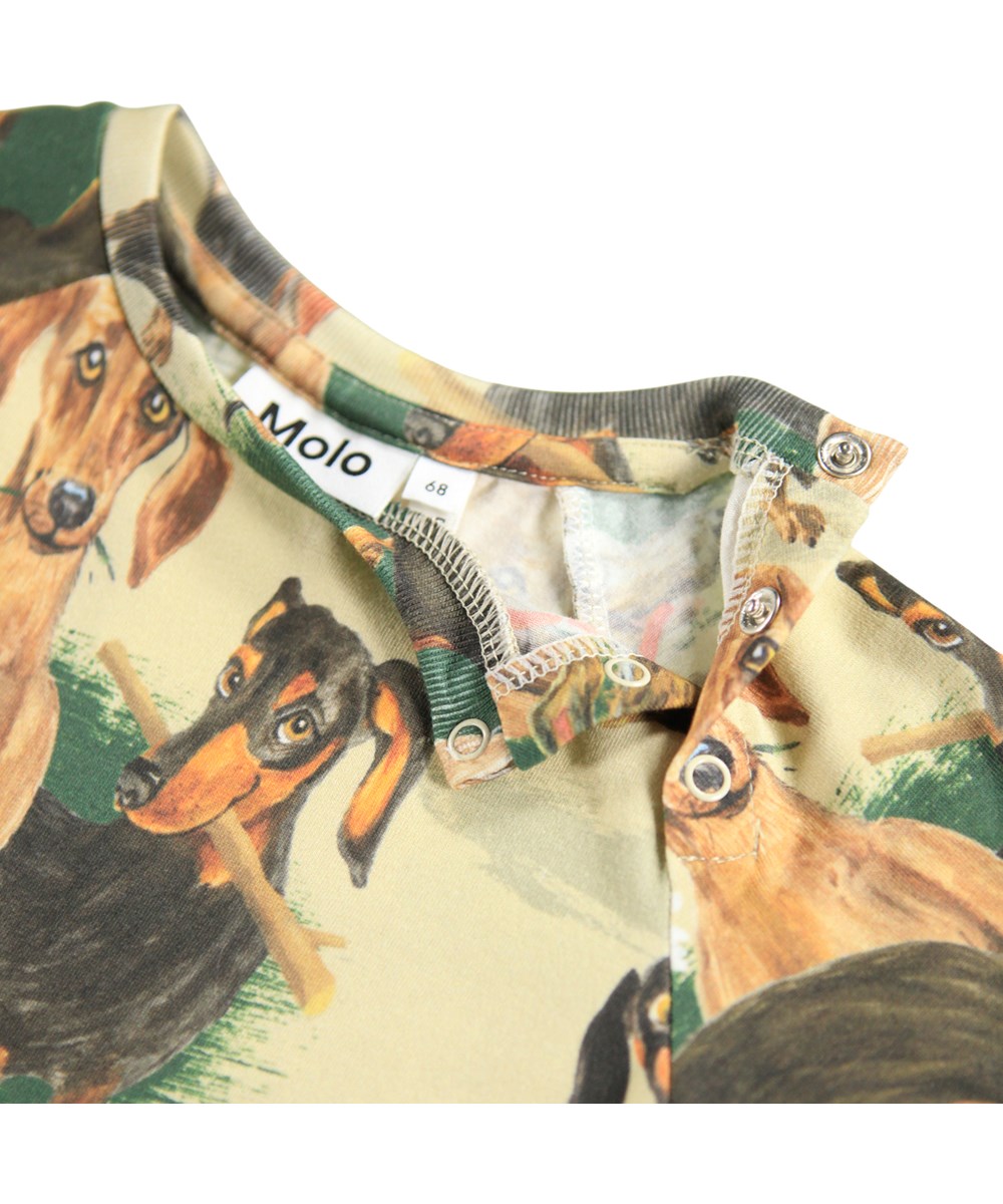 Fairfax - Painted Dogs - Bruine babypakje gemaakt van zacht biologisch katoen met een print van teckels.