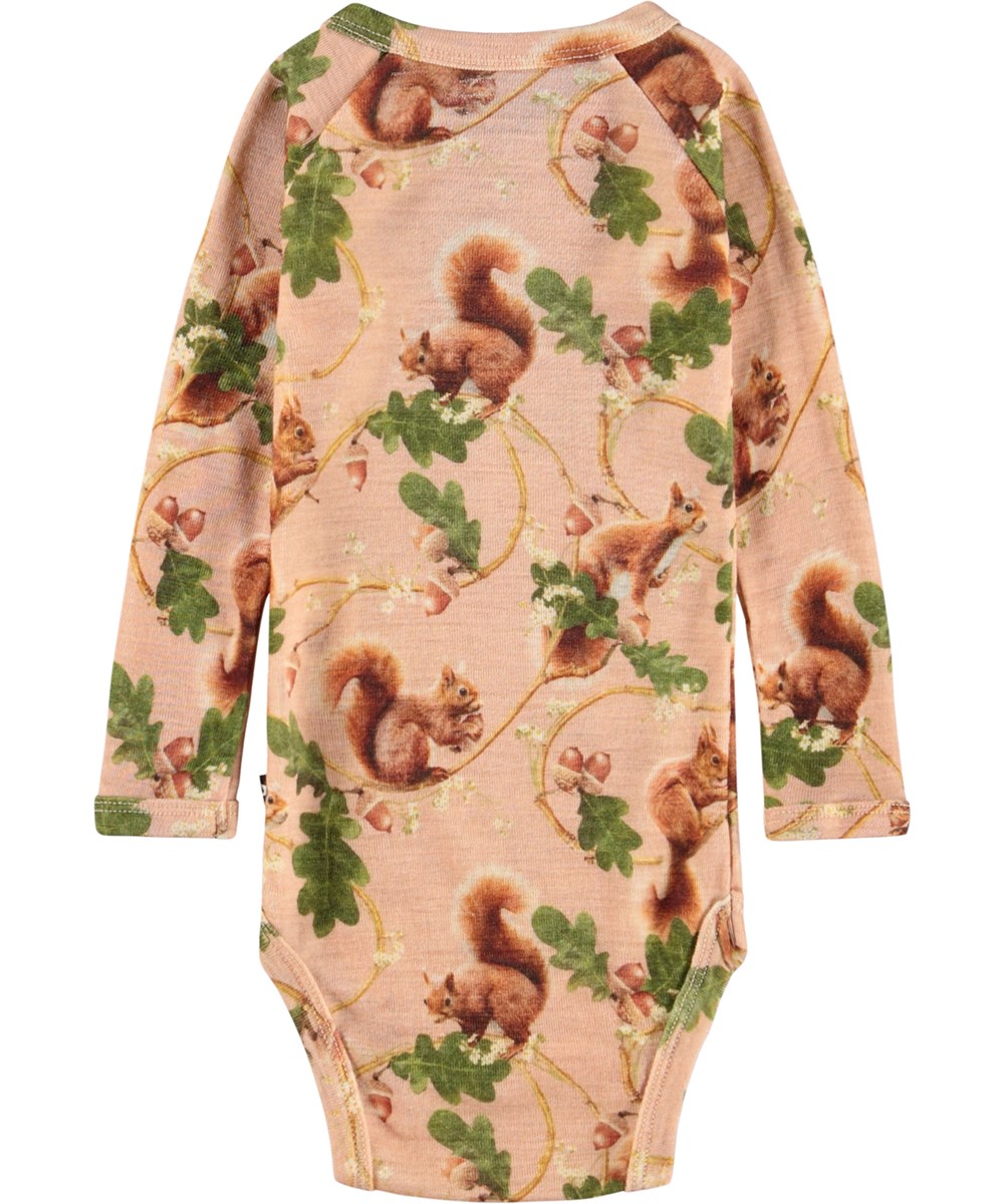 Farai Wool - Squirrel Harmony - Roze rompertje voor de kleintjes gemaakt van merinowol met lange mouwen en een eekhoornprint.