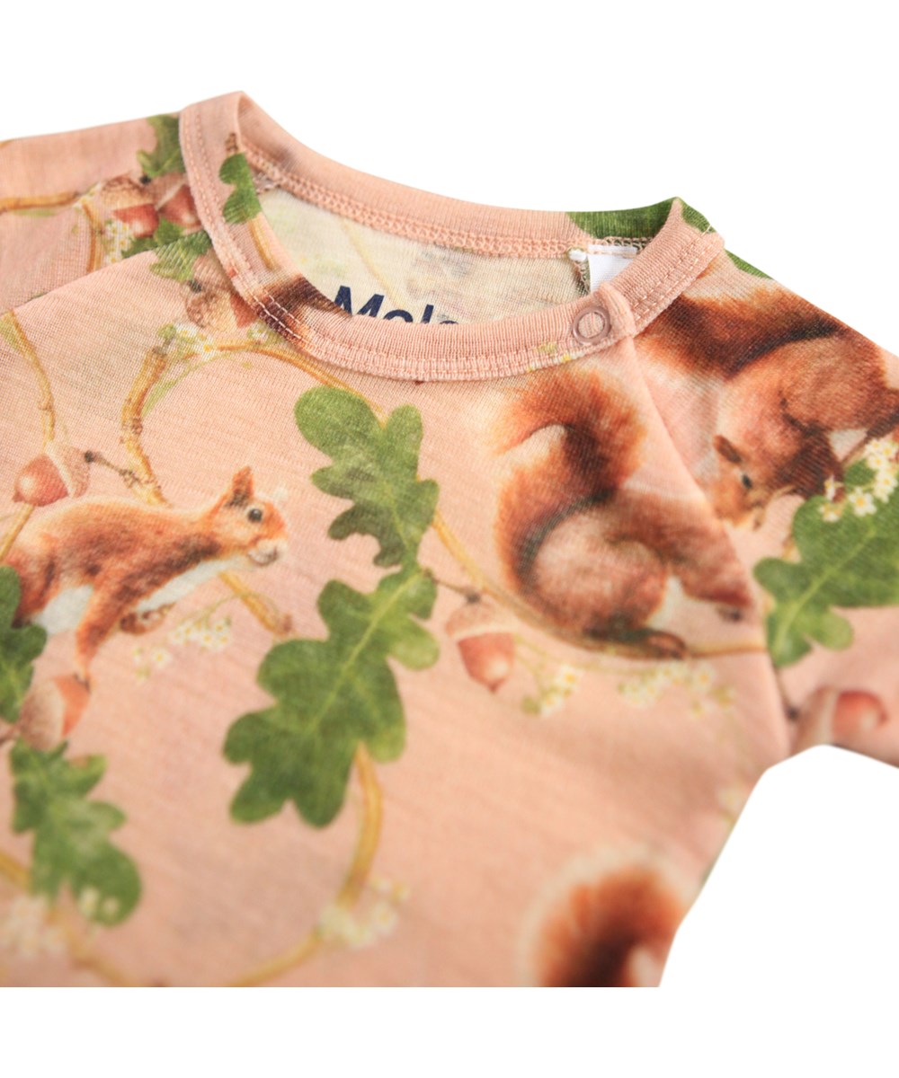 Farai Wool - Squirrel Harmony - Roze rompertje voor de kleintjes gemaakt van merinowol met lange mouwen en een eekhoornprint.