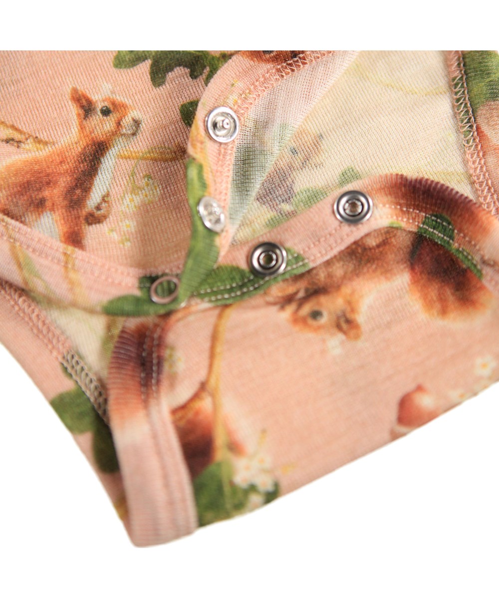 Farai Wool - Squirrel Harmony - Roze rompertje voor de kleintjes gemaakt van merinowol met lange mouwen en een eekhoornprint.