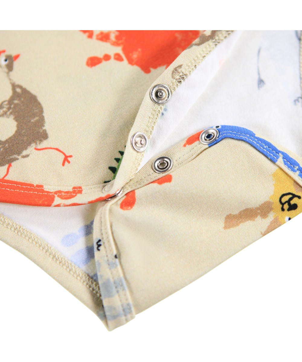 Foss - Hand Animals - Beige rompertje voor de kleintjes gemaakt van biologisch katoen met lange mouwen en een print van gekleurde handafdrukken die als dieren zijn getekend.