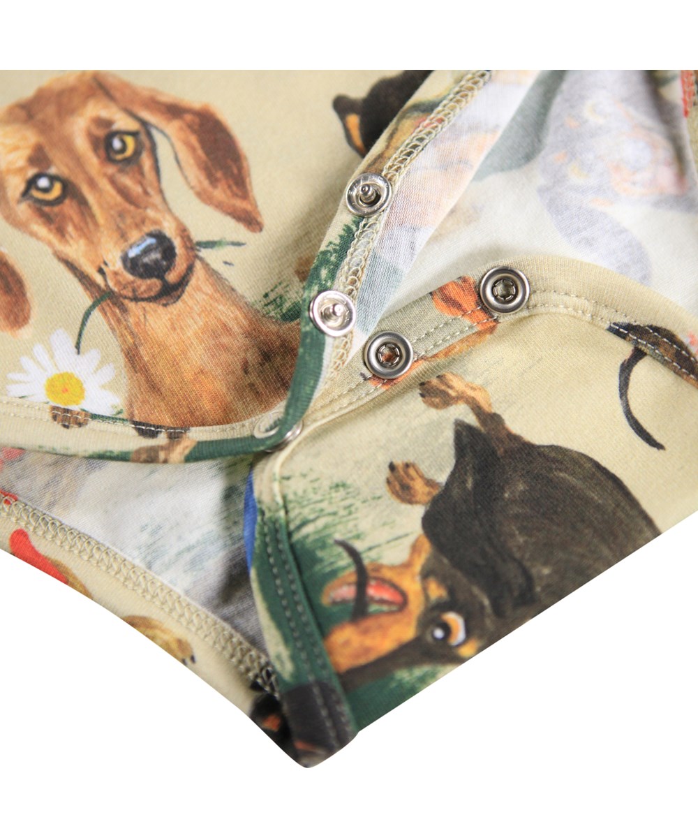 Foss - Painted Dogs - Beige rompertje voor de kleintjes gemaakt van biologisch katoen met lange mouwen en een print van teckels.