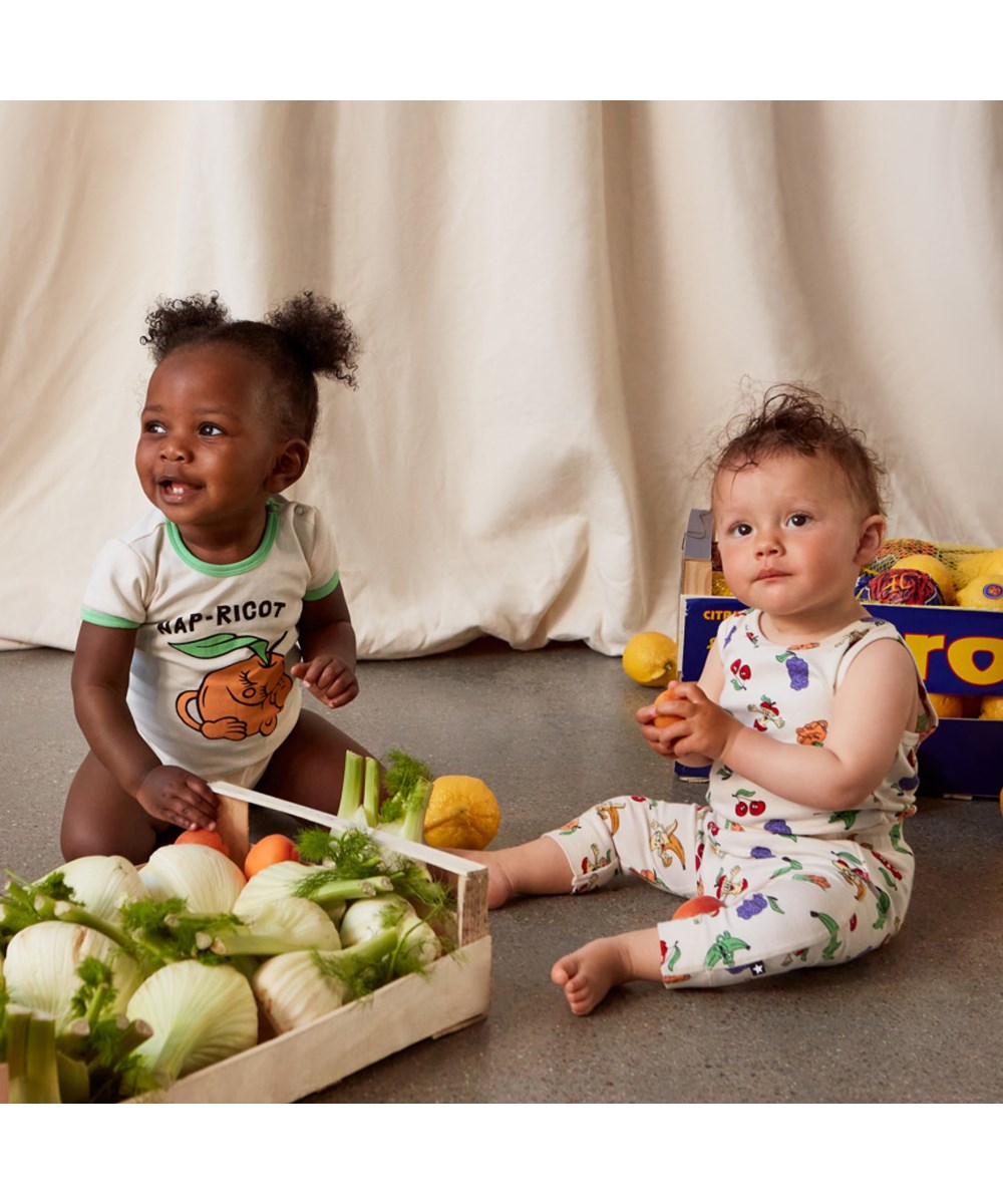 Fossie - Naturelle - short sleeve baby bodysuit in off-white with a fun print