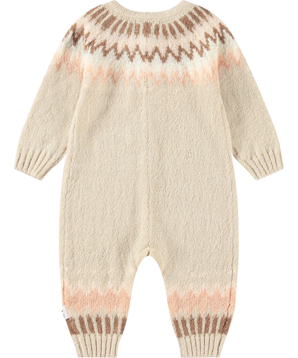Frej - Petal Blush - Zachte beige babypakje in een alpacawolmix met een Noords geïnspireerd patroon.