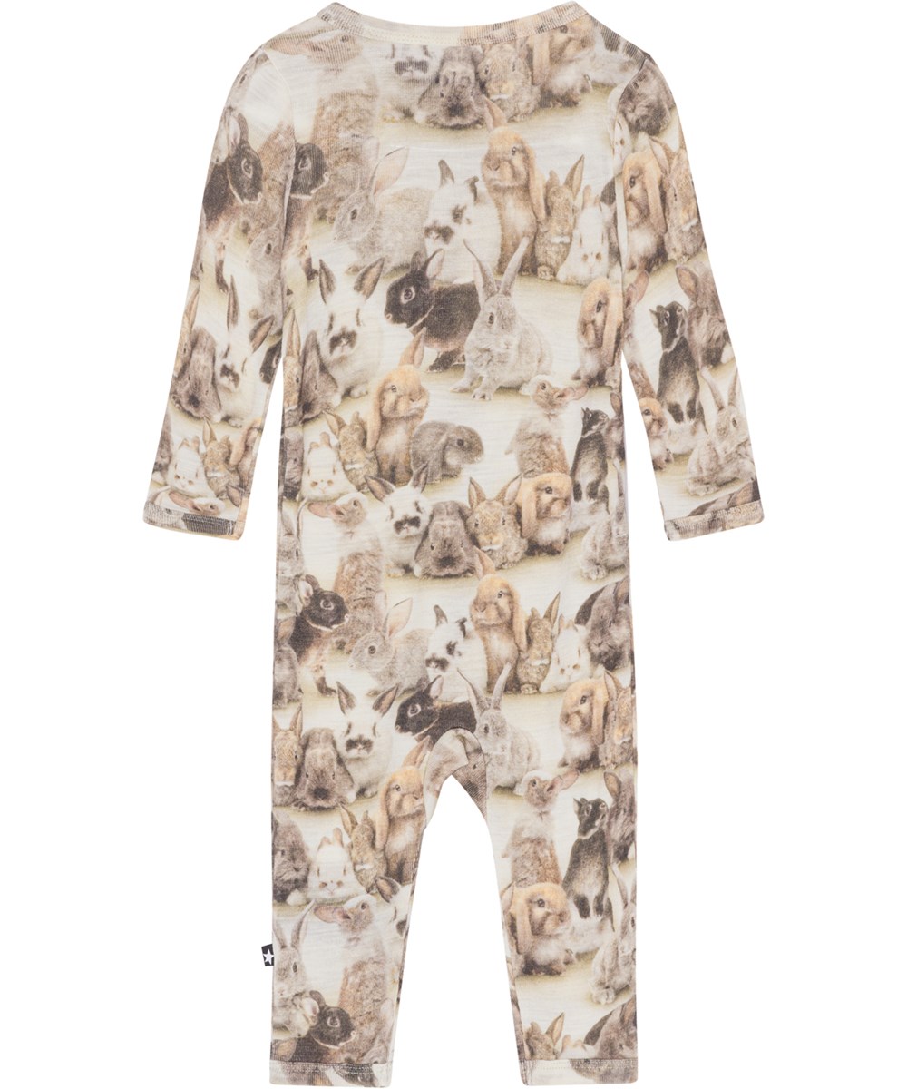 Fahari - Baby Rabbits - Babydragt i Oeko-Tex merino uld og allover kanin print