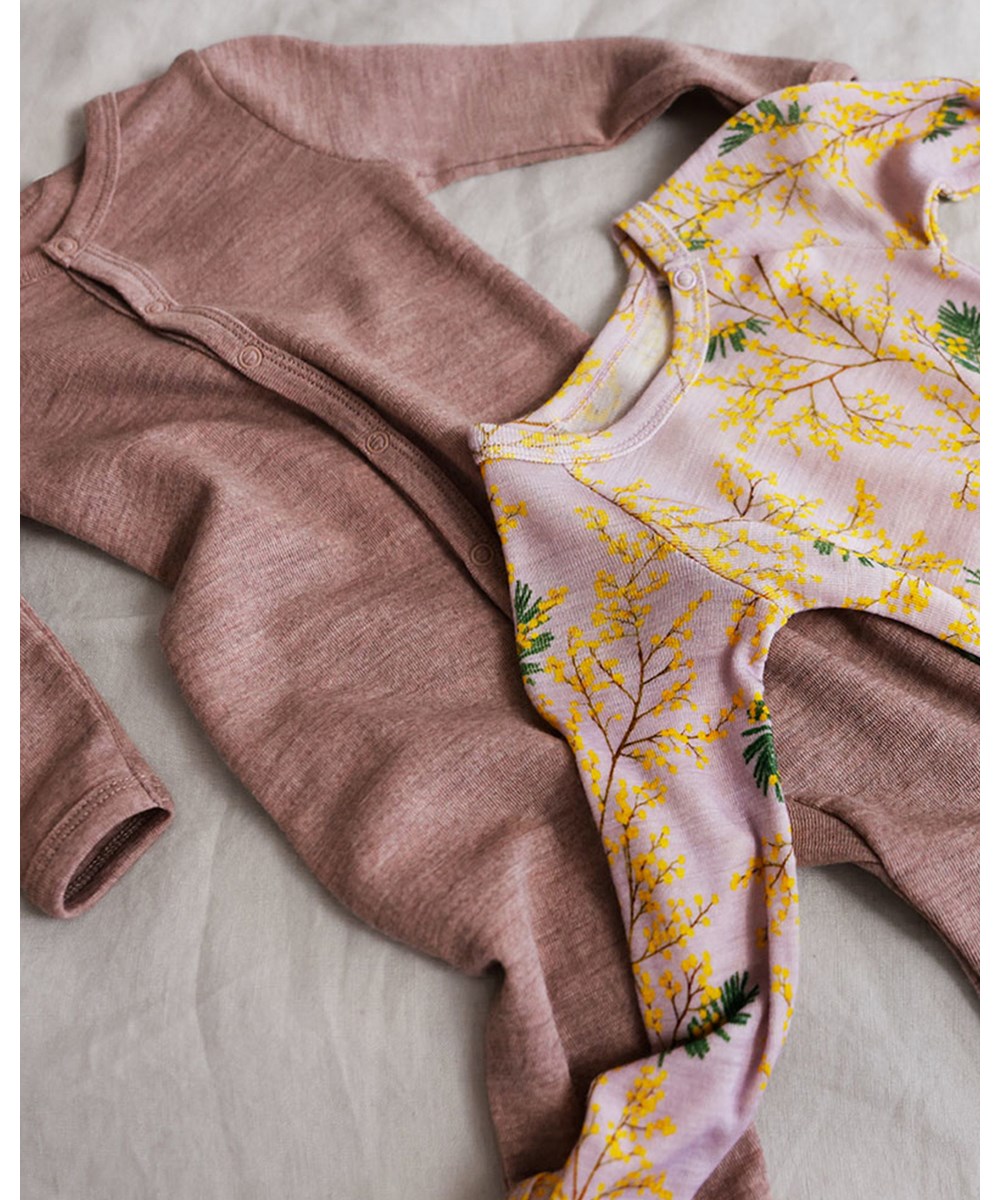 Fahari - Rose Melange - Rosa babydragt i Oeko-Tex merino uld