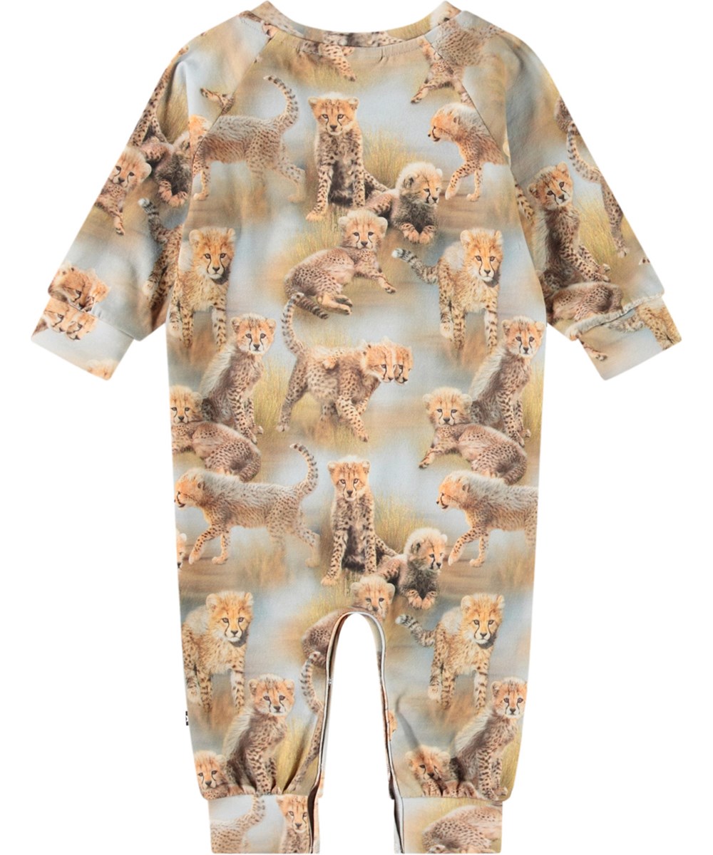 Fairfax - Cheetah Cubs - Heldragt til baby i blødt økologisk bomuld med printprint af gepardunger.