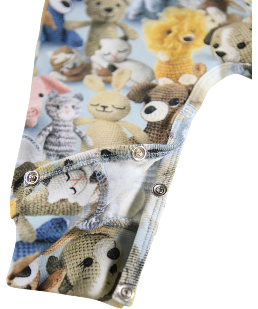 Fairfax - Crochet Cuties - Beige heldragt til baby i blødt økologisk bomuld med print af hæklede dyr