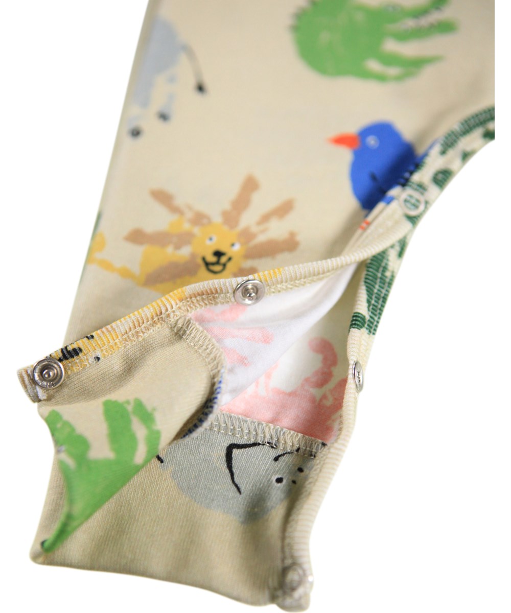 Fairfax - Hand Animals - Beige heldragt til baby i blødt økologisk bomuld med håndprint af dyr. 