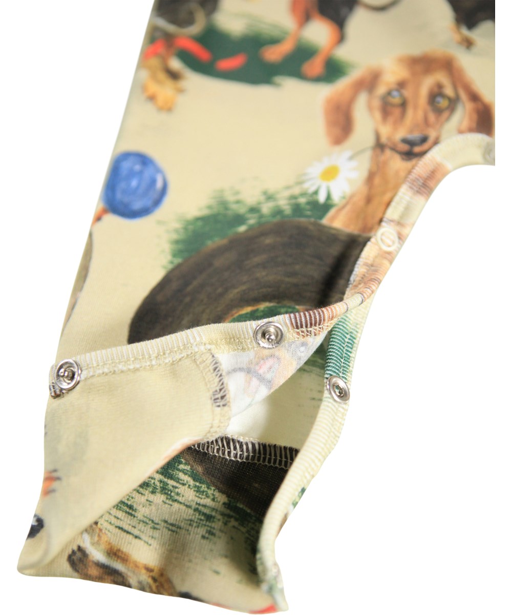 Fairfax - Painted Dogs - Brun heldragt til baby i blødt økologisk bomuld med print af gravhunde