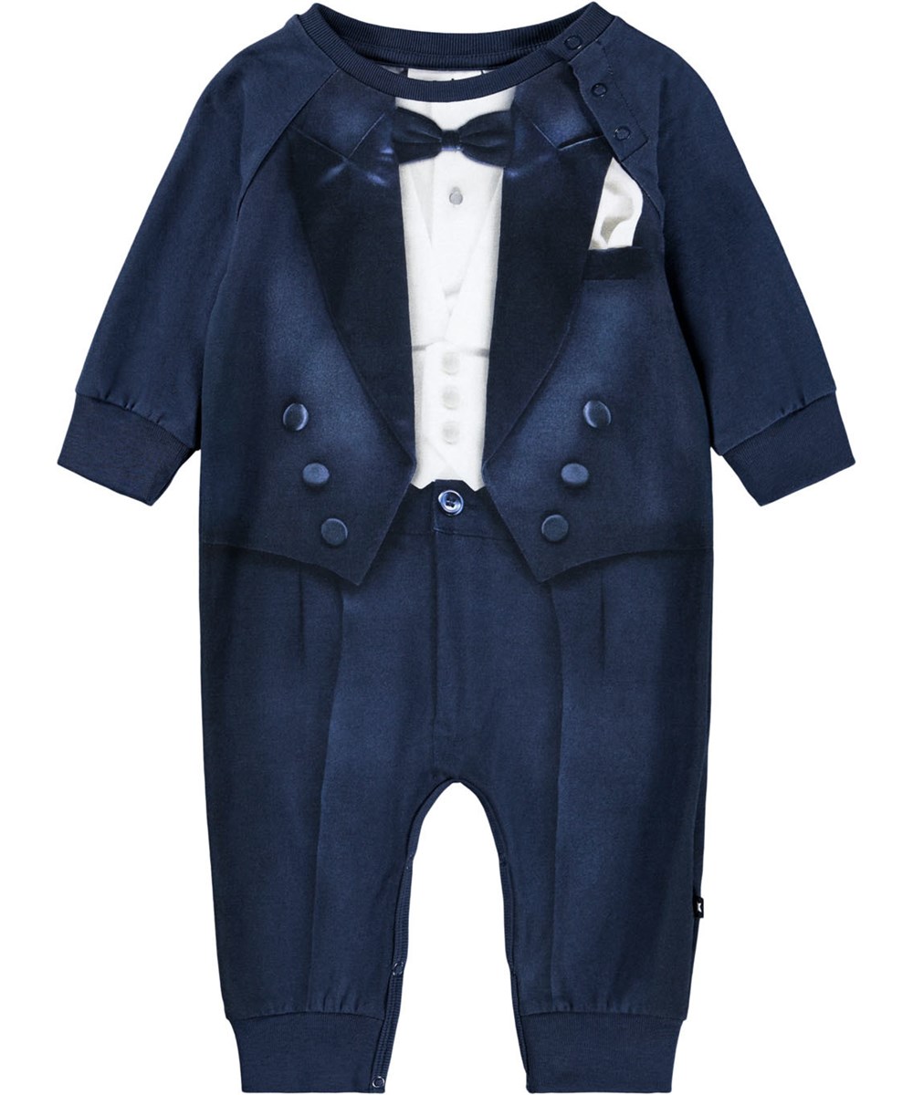 Fairfax - Tuxedo Baby - Blå heldragt til baby i blødt økologisk bomuld med print af et jakkesæt