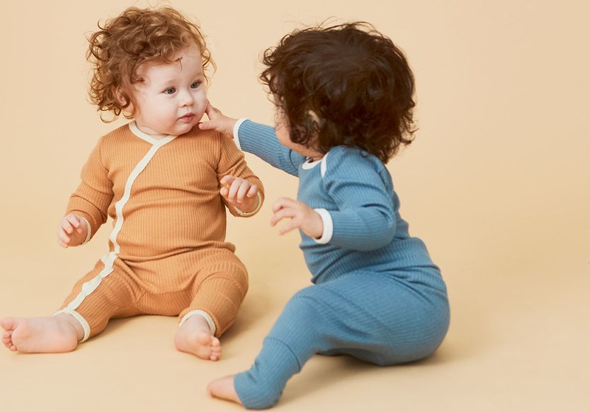 Fellow - Deer - Brun baby body med lysegule kantbånd