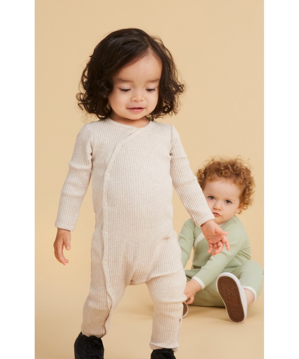 Fellow - Oatmeal Melange - Økologisk beige babydragt med kanpper